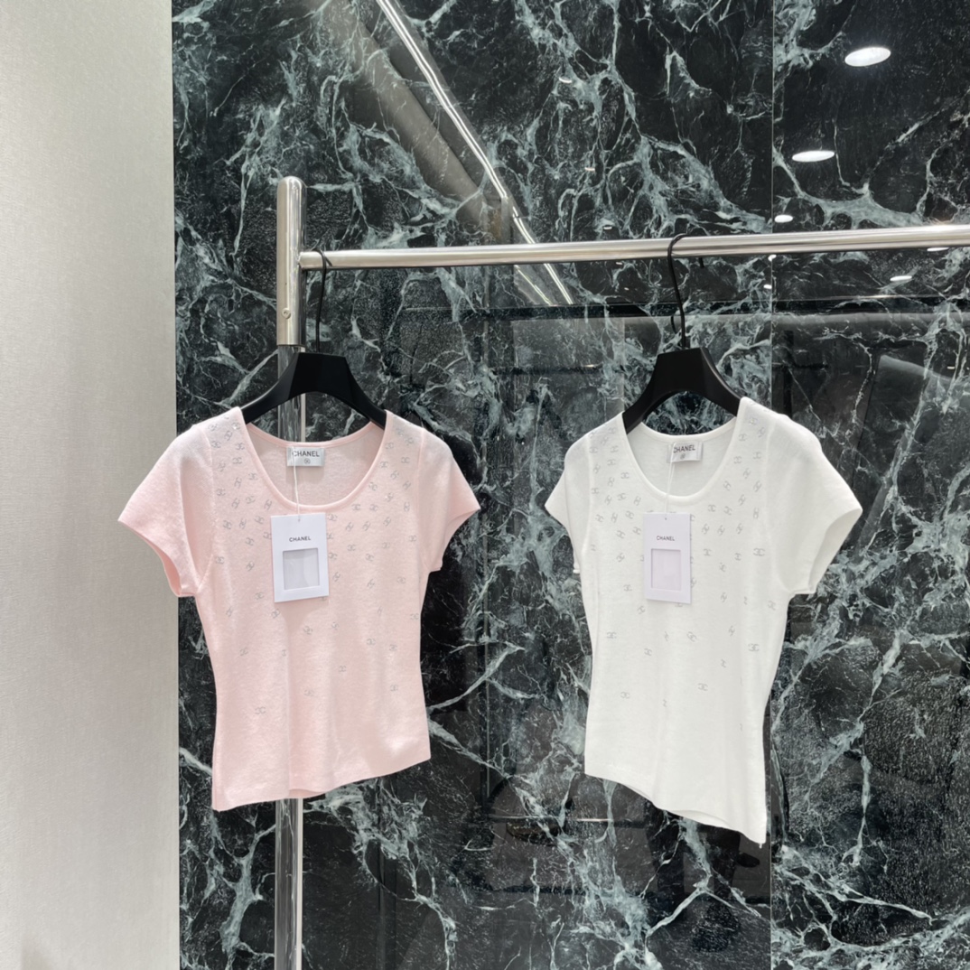 NO:783589,The highest version on the market, the girl inspects the goods, trims the three marks on the threads, and delivers the goods. You can send pictures and videos. If you want quality and service, please add me on WeChat. We will not accept urgent orders. Xiaoxiang's 26 spring and summer new sequined short-sleeved top is simple and elegant. It is embellished with the classic double C logo. It is low-key and recognizable. The short and slim tailoring can easily highlight the body curve. It can be easily managed for daily commuting and leisure. It goes well with jeans or skirts. It combines French elegance and practicality. It is a must-have and versatile item in the wardrobe!  Two colors SML, Chanel-clothing, chanel, skirts, jeans, T-shirt,19860909市面最高版本小妹验货、修剪线头上三标、发货可发图及拍视频,要品质要服务的加我微信,不接急单. 小香 26春夏新款 珠片短袖上衣 简约大方 点缀经典双C Logo 低调又有辨识度 短款修身剪裁 轻松凸显身材曲线 日常通勤 休闲都能轻松驾驭 搭配牛仔裤或半裙都很出彩,法式优雅与实用兼具,是衣橱必备百搭单品！两个色SML,香奈儿-服装,chanel,skirts,jeans,T-shirt,,Women's clothing