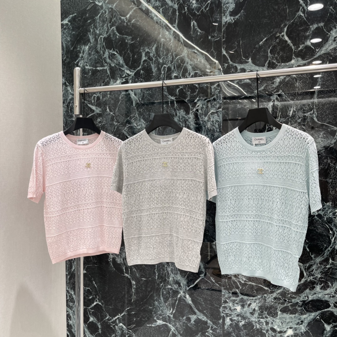 NO:783593,The highest version on the market, the girl inspects the goods, trims the three marks on the threads, and delivers the goods. You can send pictures and videos. If you want quality and service, please add me on WeChat. We will not accept urgent orders. Xiaoxiang 26 spring and summer new style hollow knitted short sleeves. It adopts exquisite hollow technology. It is light and breathable. It is super comfortable to wear in spring and summer! The double C metal logo on the chest is low-key and luxurious. The round neck design is simple and elegant. The hollow pattern is full of layering.  It looks elegant and casual when paired with a skirt or loose pants ~ three colors SML, Chanel-clothing, chanel, skirts, T-shirt,19860909市面最高版本小妹验货、修剪线头上三标、发货可发图及拍视频,要品质要服务的加我微信,不接急单. 小香 26春夏新款 镂空针织短袖 采用精致镂空工艺 轻盈透气 春夏穿超舒服!胸前双C金属Logo 低调又奢华 圆领设计简约大方 镂空花纹层次感满满 搭配半裙或宽松裤都很优雅随性~三个色SML,香奈儿-服装,chanel,skirts,T-shirt,,Women's clothing