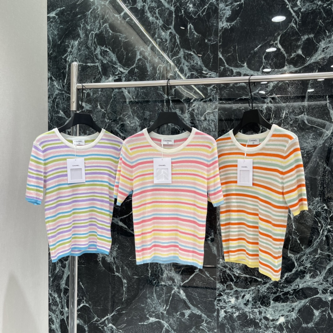 NO:783597,The highest version on the market, the girl inspects the goods, trims the three marks on the threads, and delivers the goods. You can send pictures and videos. If you want quality and service, please add me on WeChat. We will not accept urgent orders. Xiaoxiang 26 spring and summer new rainbow striped knitted short-sleeved soft knitted fabric. Comfortable and breathable. Pink, yellow, blue, and white multi-color stripes, full of summer atmosphere. The metal double C logo on the chest, the brand is highly recognizable! It can be easily worn in daily life or on vacation. Paired with jeans or skirt, fresh and fashionable.  轻松get夏日活力look.三个色SML,香奈儿-服装,chanel,skirts,jeans,T-shirt,19860909市面最高版本小妹验货、修剪线头上三标、发货可发图及拍视频,要品质要服务的加我微信,不接急单. 小香 26春夏新款 彩虹条纹针织短袖 柔软针织面料 穿着舒适又透气.粉,黄,蓝,白多色条纹,夏日氛围感满满.胸前金属双C标志,品牌辨识度超高!日常或度假都能轻松驾驭.搭配牛仔裤或半身裙,清新又时髦 轻松get夏日活力look.三个色SML,香奈儿-服装,chanel,skirts,jeans,T-shirt,,Women's clothing