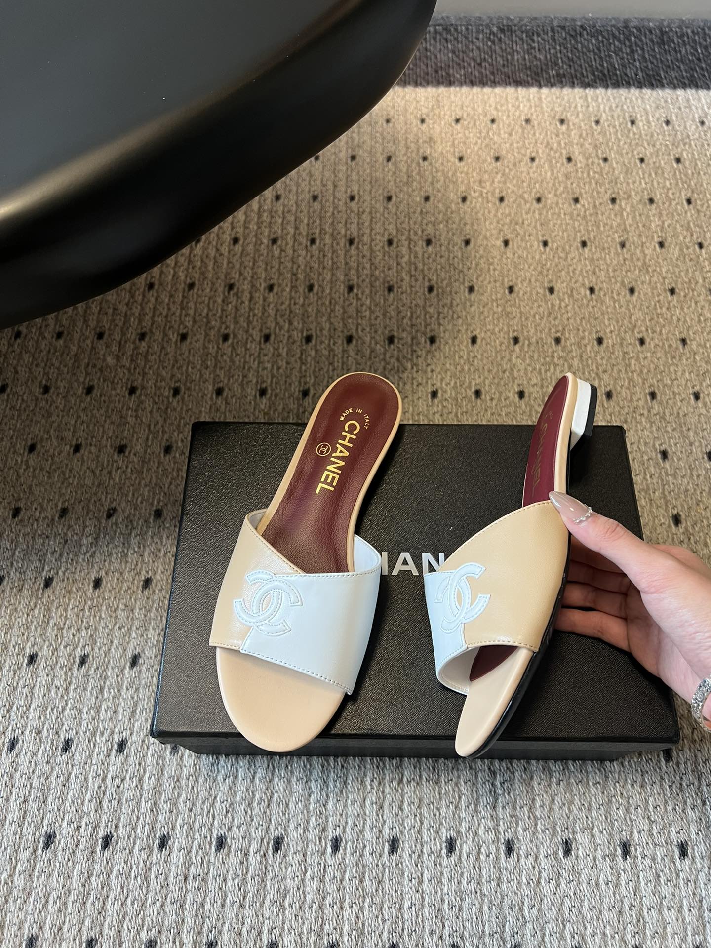 Chane*26SS早春新款拼色一字拖这双香奈儿一字拖，是夏日穿搭里的点睛之笔，把慵懒和精致平衡得刚刚好