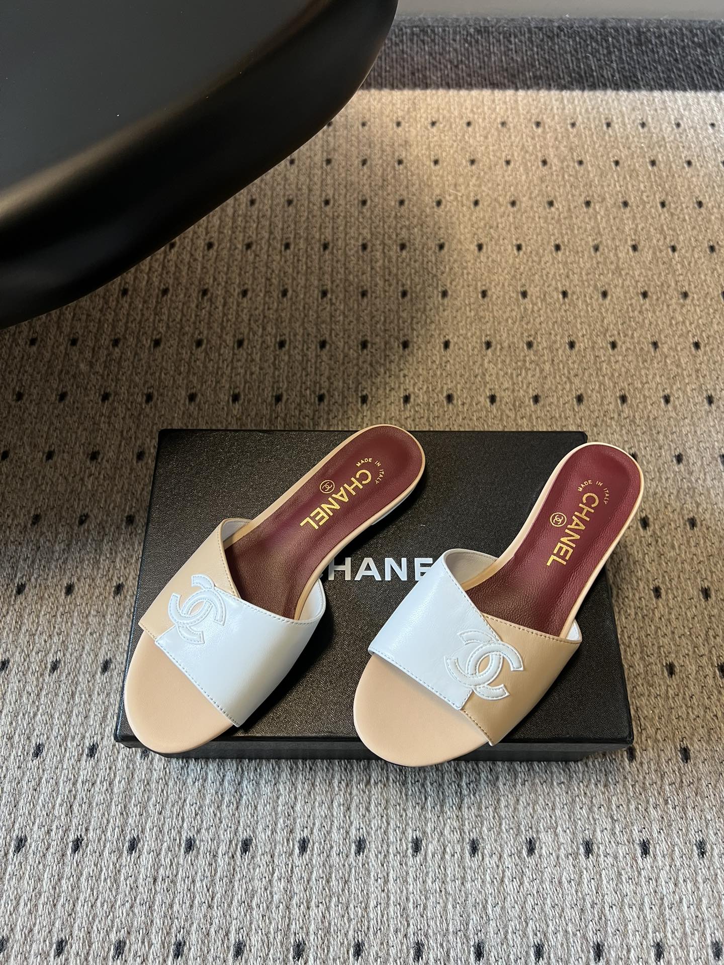 Chane*26SS早春新款拼色一字拖这双香奈儿一字拖，是夏日穿搭里的点睛之笔，把慵懒和精致平衡得刚刚好