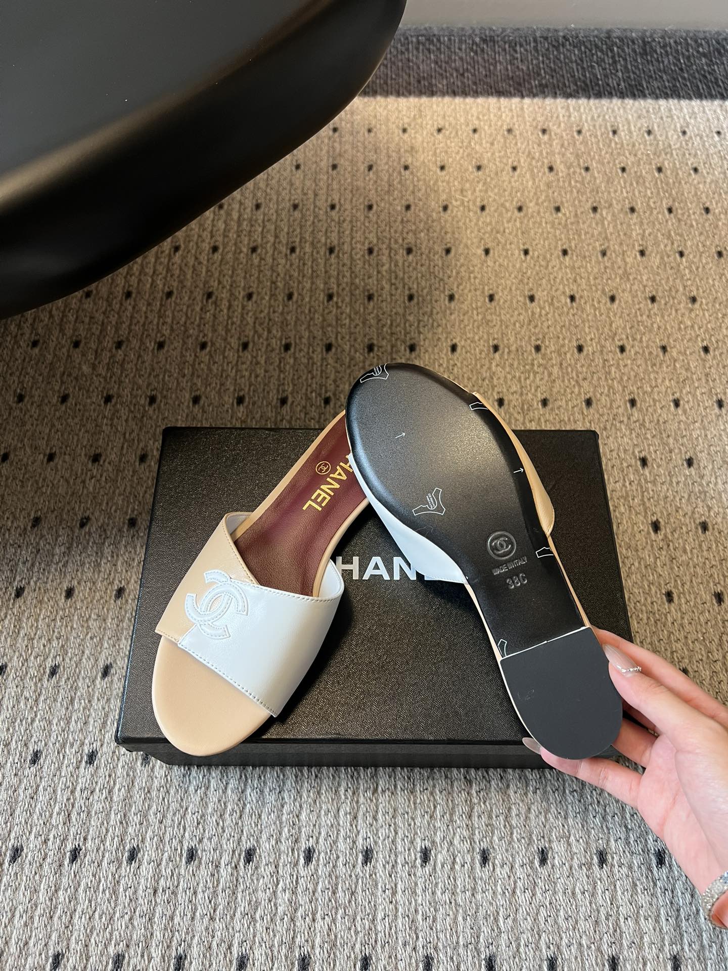 Chane*26SS早春新款拼色一字拖这双香奈儿一字拖，是夏日穿搭里的点睛之笔，把慵懒和精致平衡得刚刚好