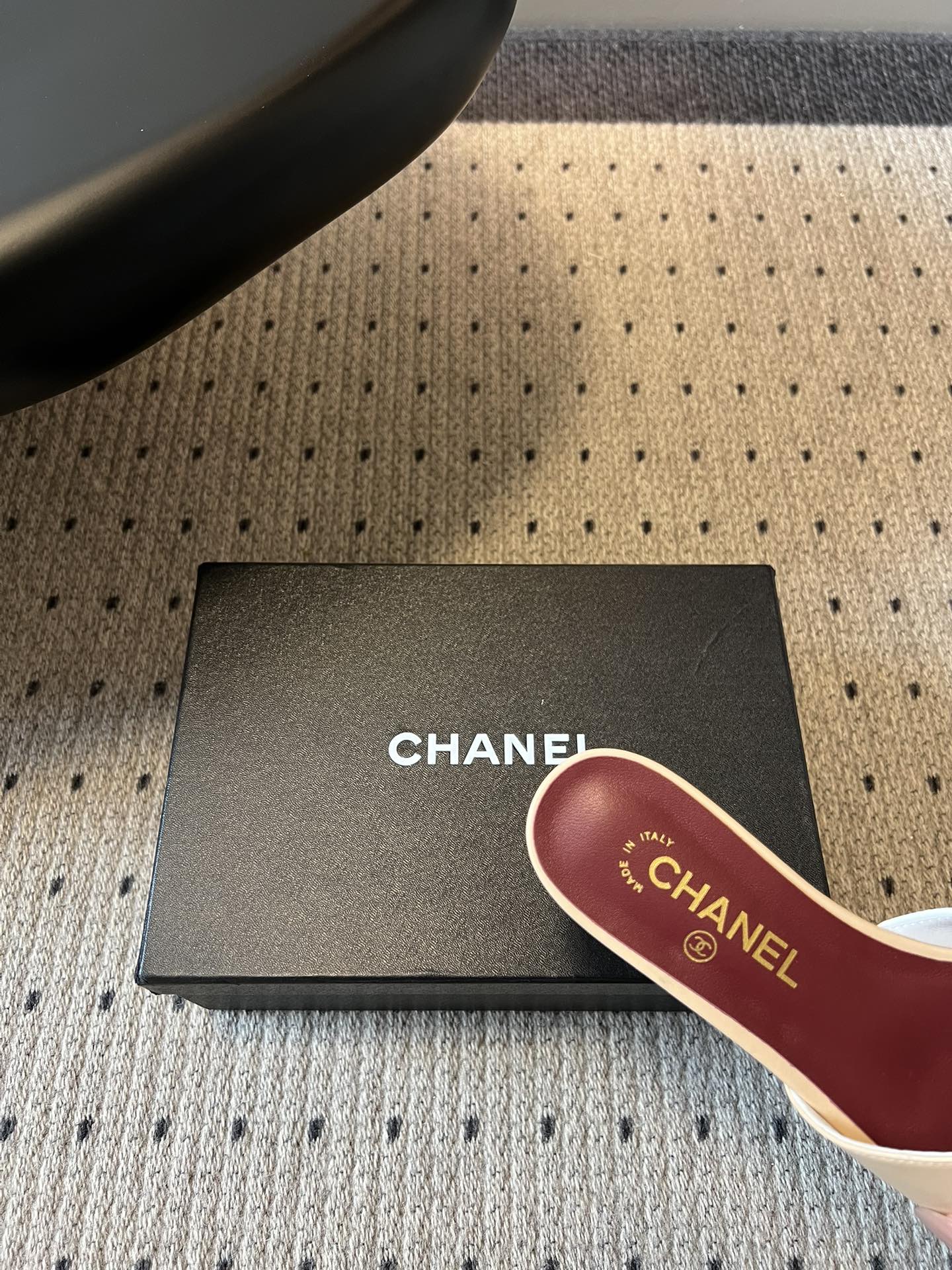 Chane*26SS早春新款拼色一字拖这双香奈儿一字拖，是夏日穿搭里的点睛之笔，把慵懒和精致平衡得刚刚好