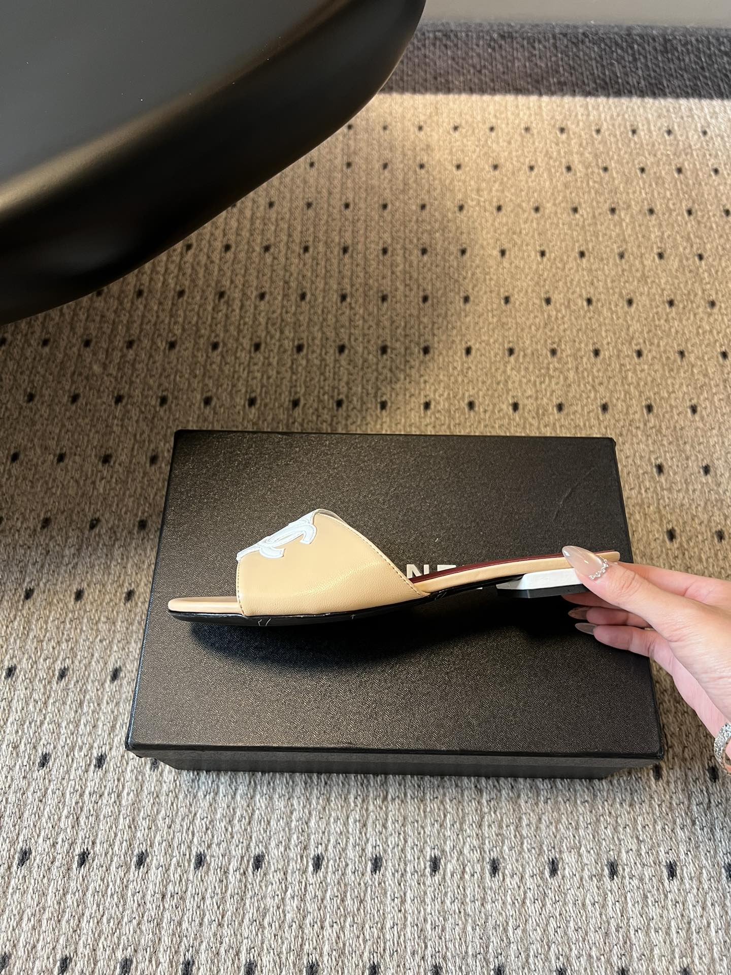 Chane*26SS早春新款拼色一字拖这双香奈儿一字拖，是夏日穿搭里的点睛之笔，把慵懒和精致平衡得刚刚好