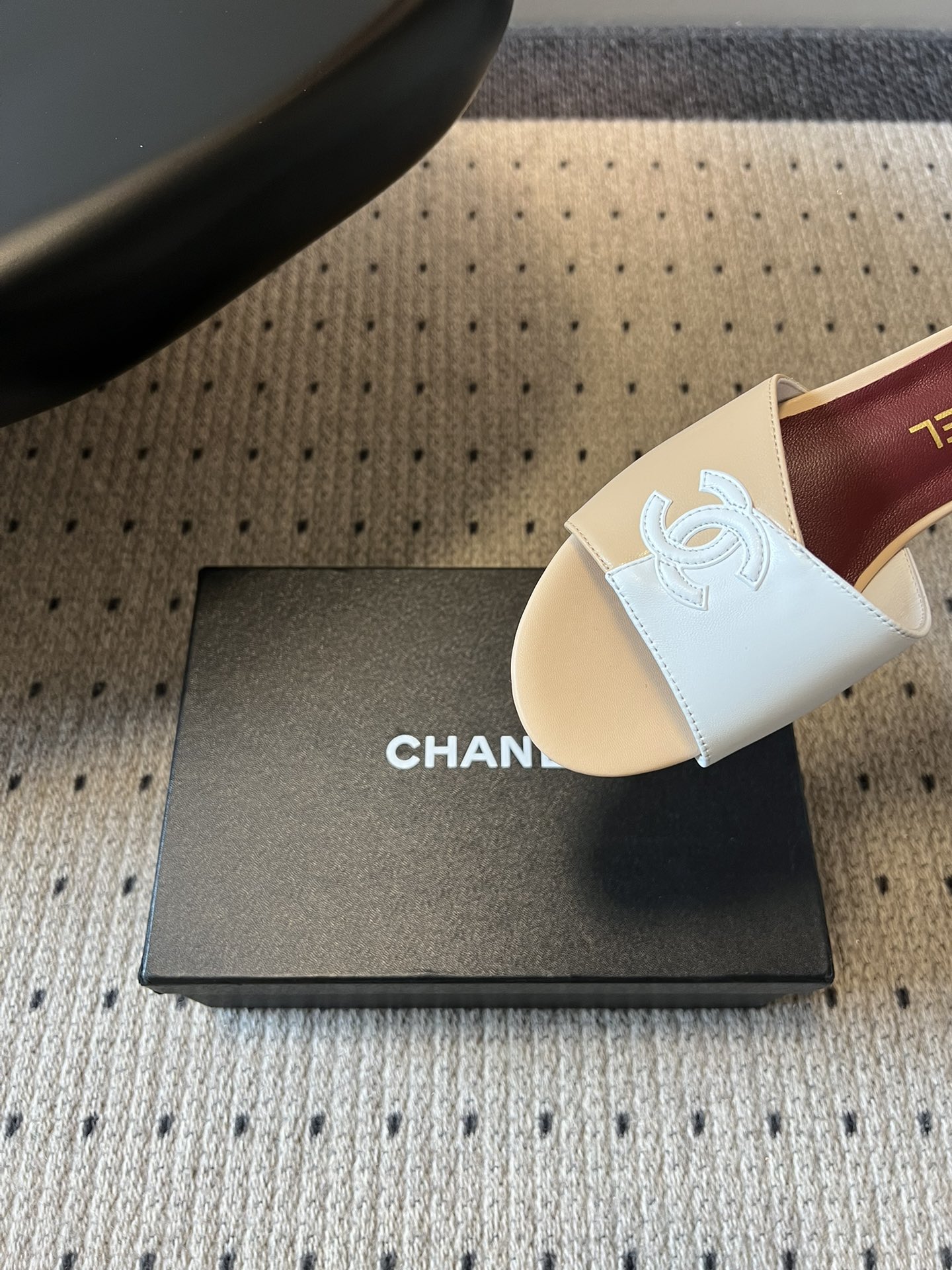 Chane*26SS早春新款拼色一字拖这双香奈儿一字拖，是夏日穿搭里的点睛之笔，把慵懒和精致平衡得刚刚好