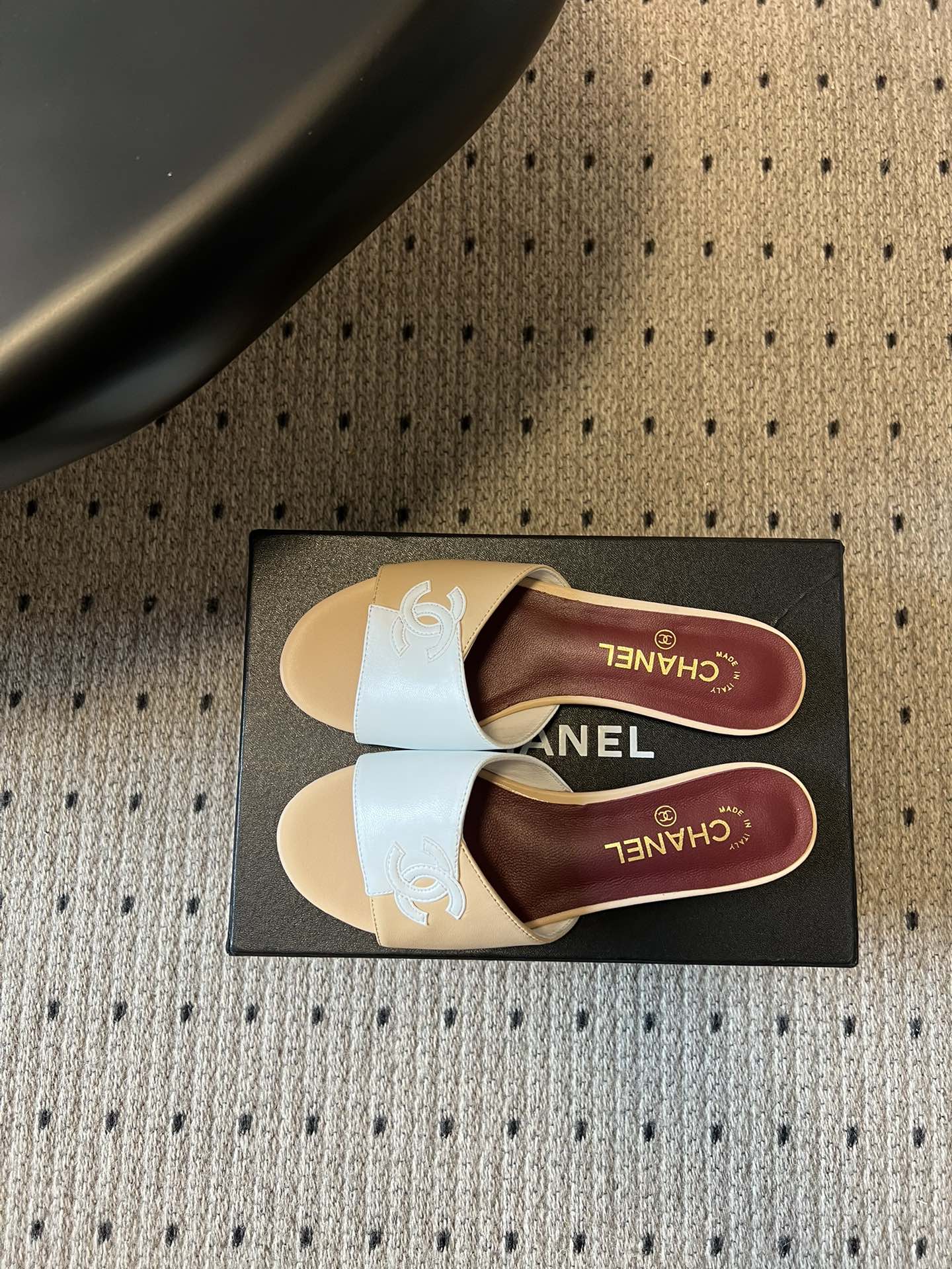 Chane*26SS早春新款拼色一字拖这双香奈儿一字拖，是夏日穿搭里的点睛之笔，把慵懒和精致平衡得刚刚好