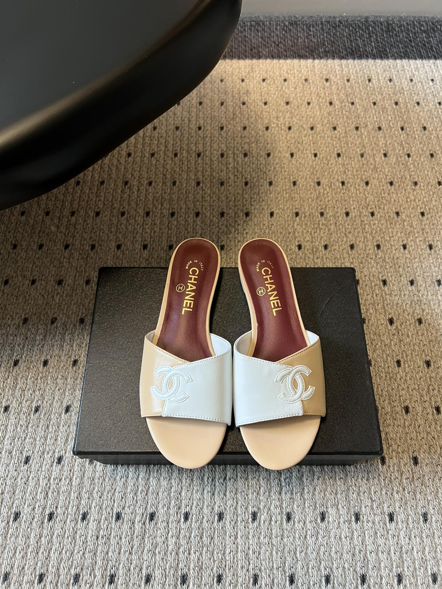Chane*26SS早春新款拼色一字拖这双香奈儿一字拖，是夏日穿搭里的点睛之笔，把慵懒和精致平衡得刚刚好