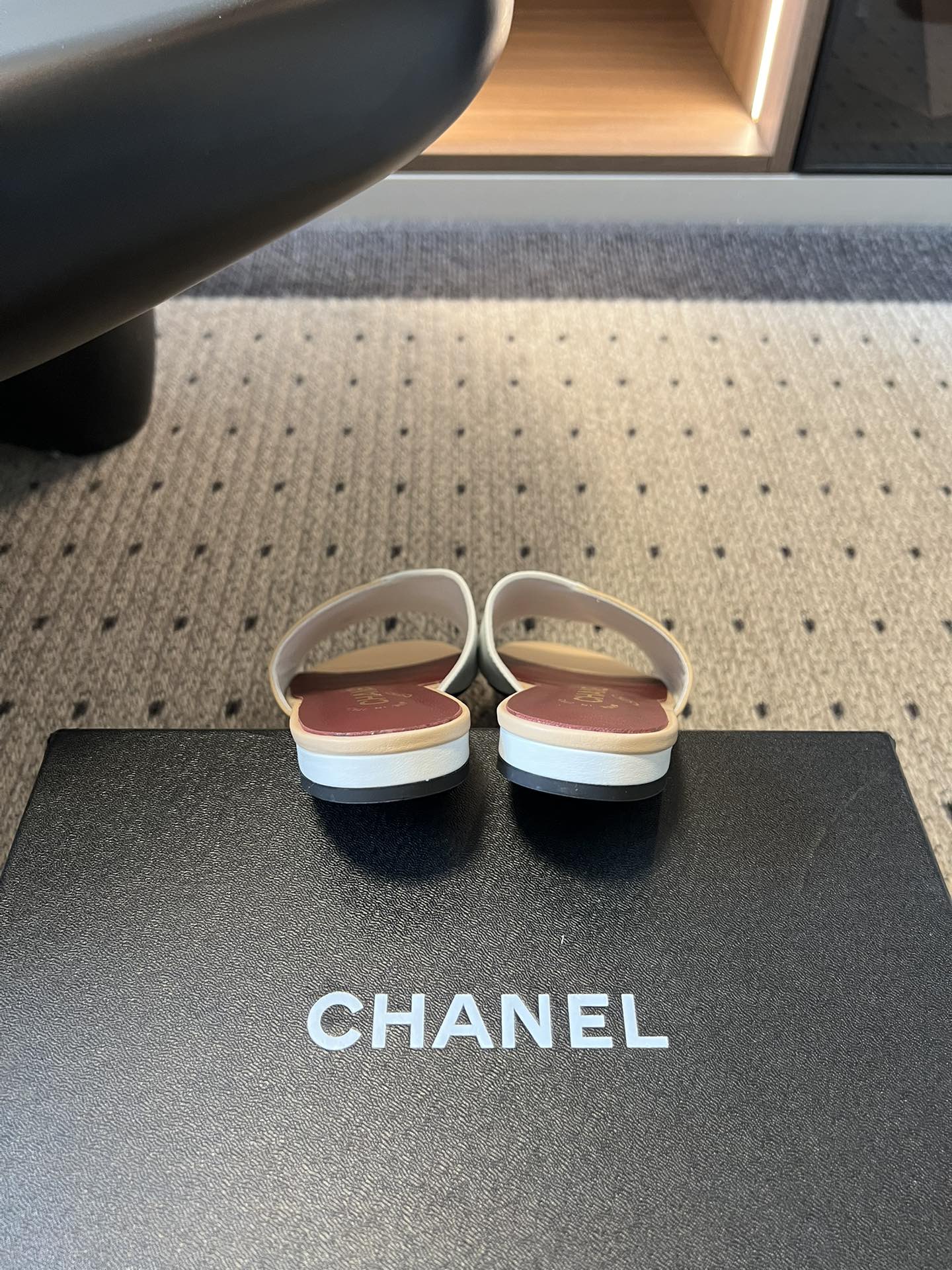 Chane*26SS早春新款拼色一字拖这双香奈儿一字拖，是夏日穿搭里的点睛之笔，把慵懒和精致平衡得刚刚好