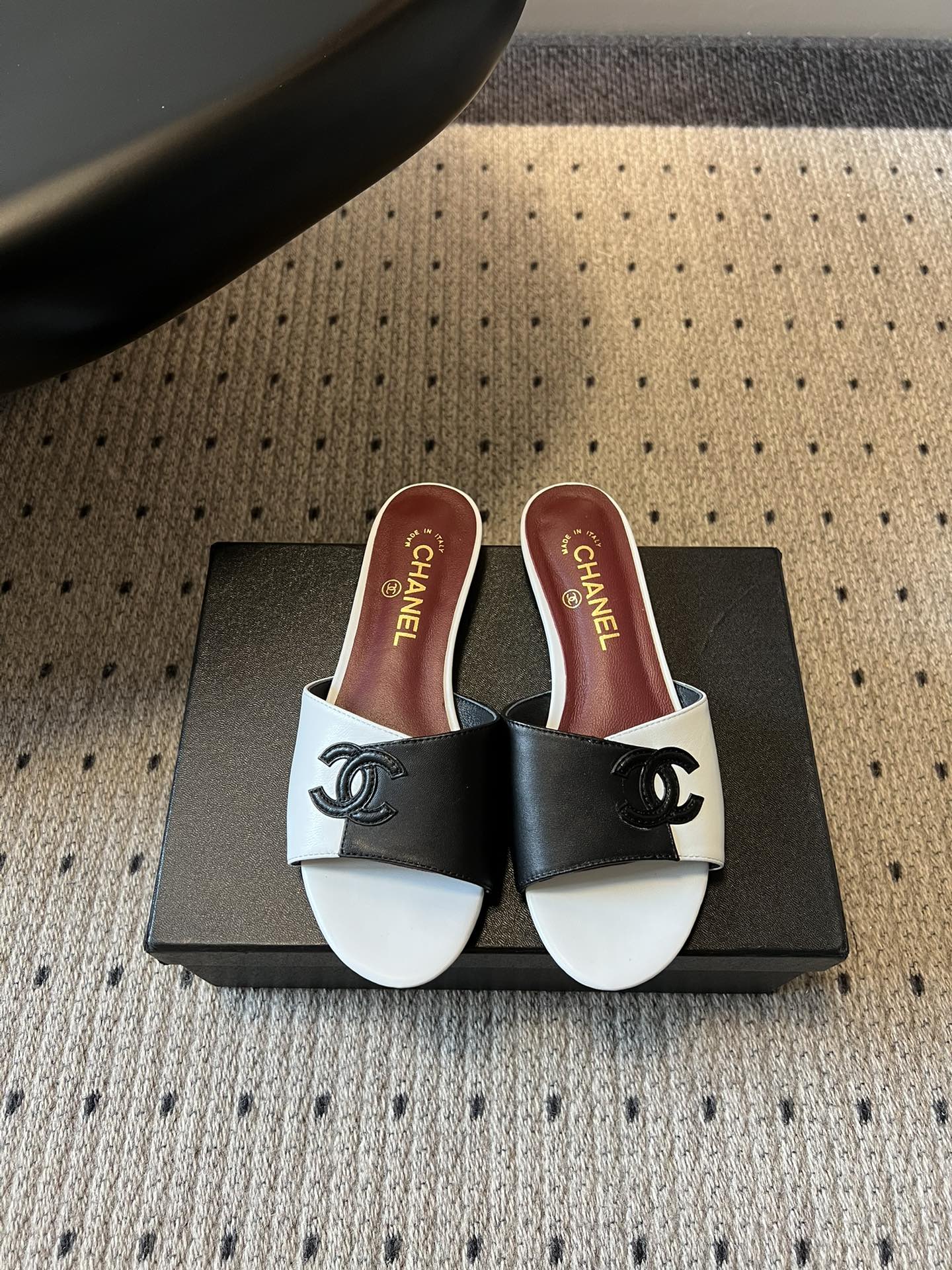 Chane*26SS早春新款拼色一字拖这双香奈儿一字拖，是夏日穿搭里的点睛之笔，把慵懒和精致平衡得刚刚好