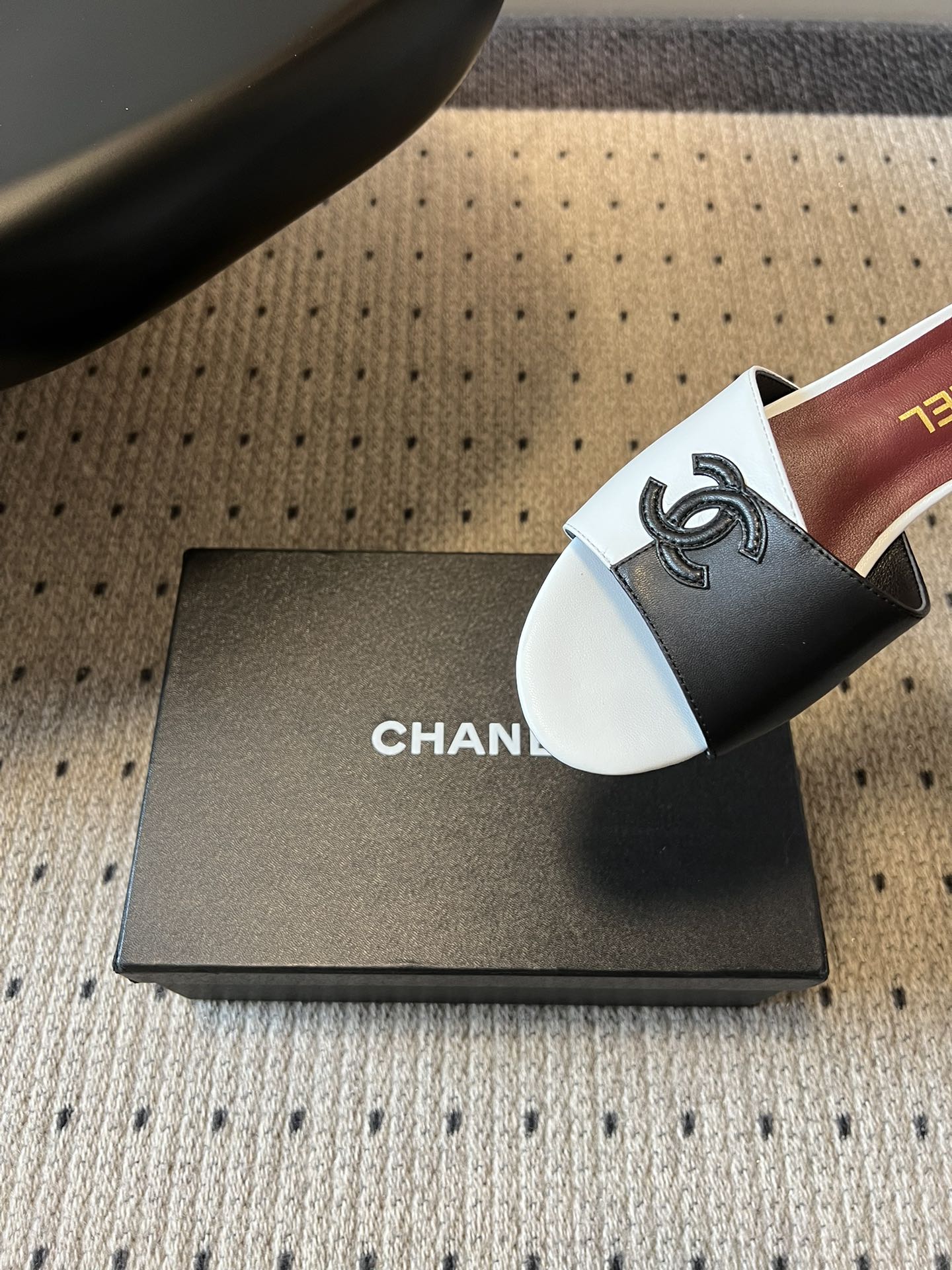 Chane*26SS早春新款拼色一字拖这双香奈儿一字拖，是夏日穿搭里的点睛之笔，把慵懒和精致平衡得刚刚好