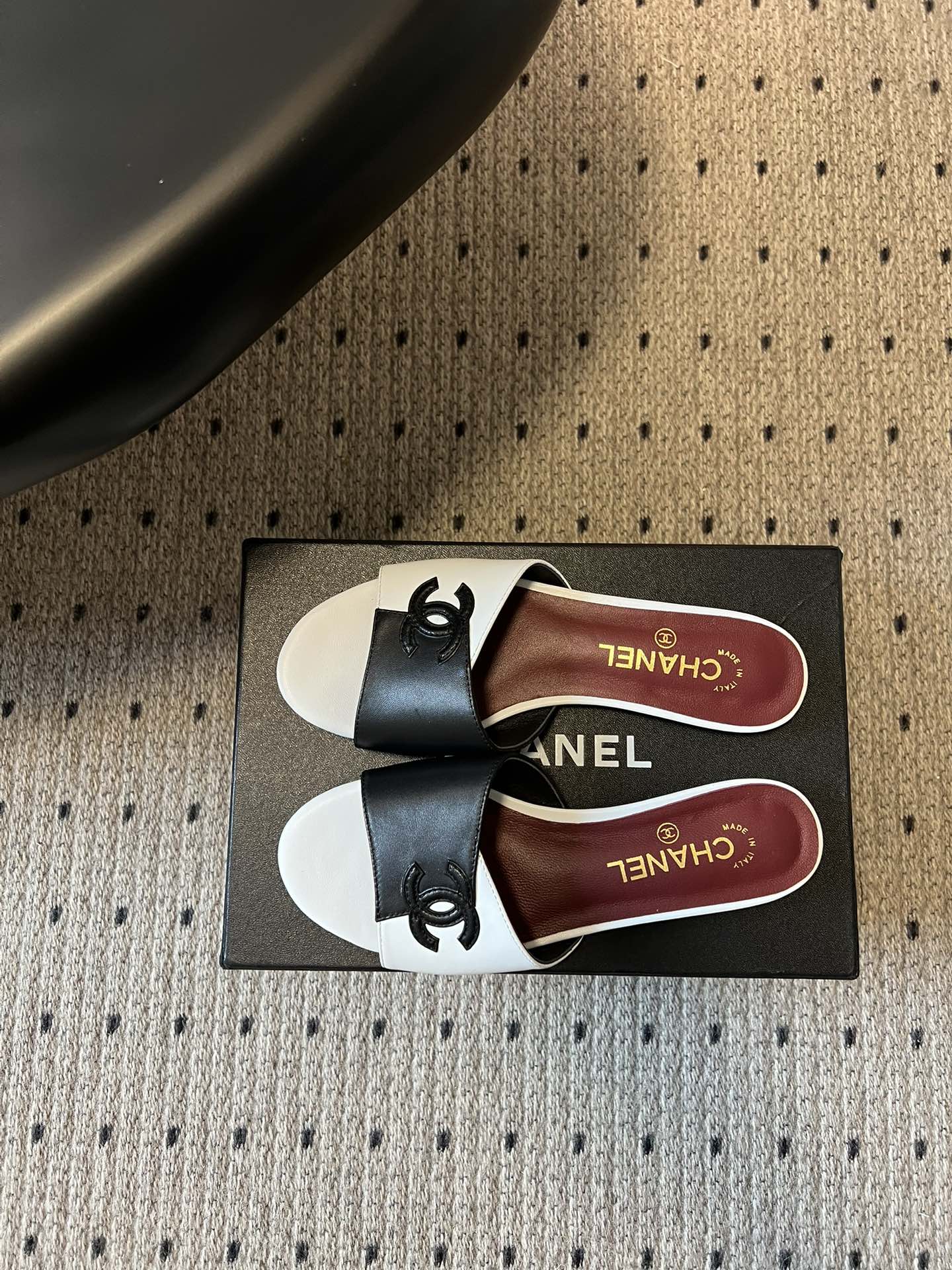 Chane*26SS早春新款拼色一字拖这双香奈儿一字拖，是夏日穿搭里的点睛之笔，把慵懒和精致平衡得刚刚好