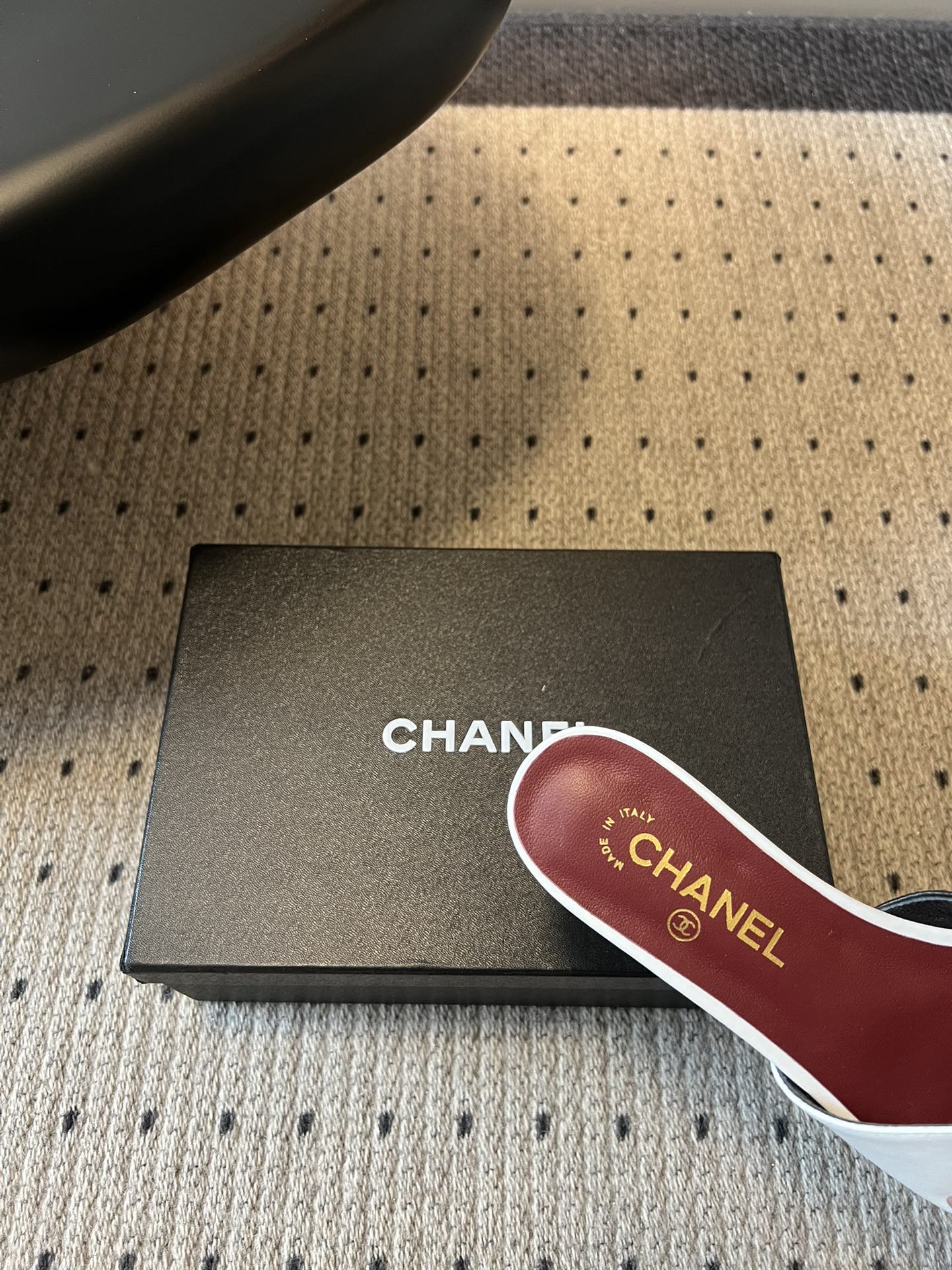 Chane*26SS早春新款拼色一字拖这双香奈儿一字拖，是夏日穿搭里的点睛之笔，把慵懒和精致平衡得刚刚好