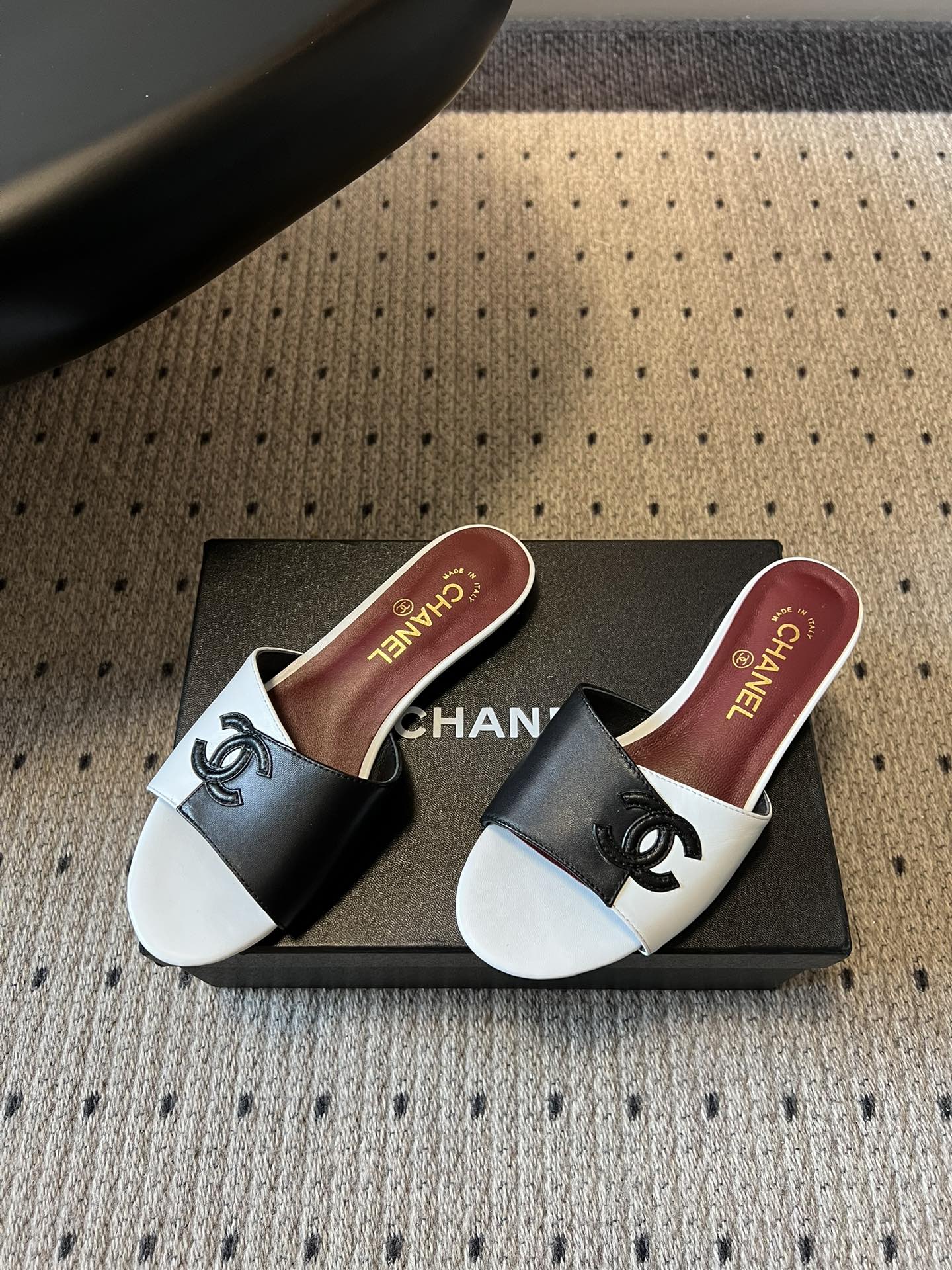 Chane*26SS早春新款拼色一字拖这双香奈儿一字拖，是夏日穿搭里的点睛之笔，把慵懒和精致平衡得刚刚好