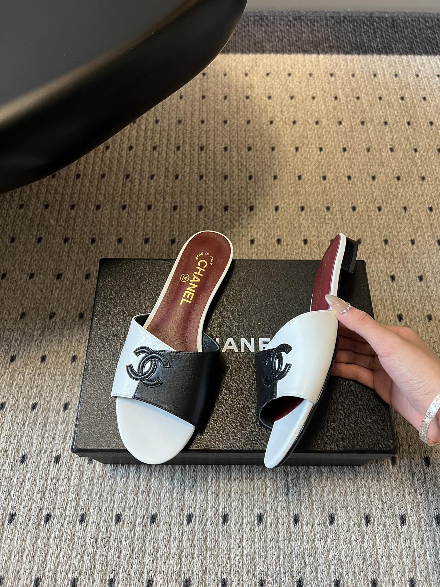 Chane*26SS早春新款拼色一字拖这双香奈儿一字拖，是夏日穿搭里的点睛之笔，把慵懒和精致平衡得刚刚好