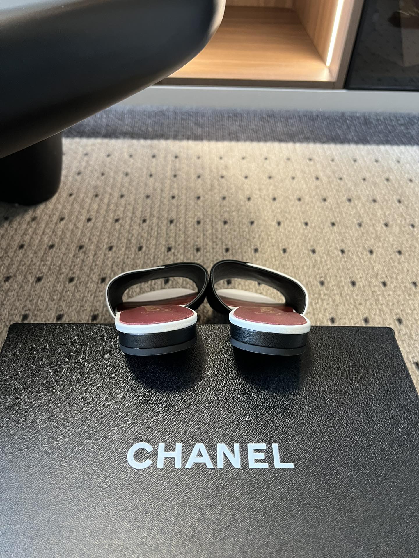 Chane*26SS早春新款拼色一字拖这双香奈儿一字拖，是夏日穿搭里的点睛之笔，把慵懒和精致平衡得刚刚好