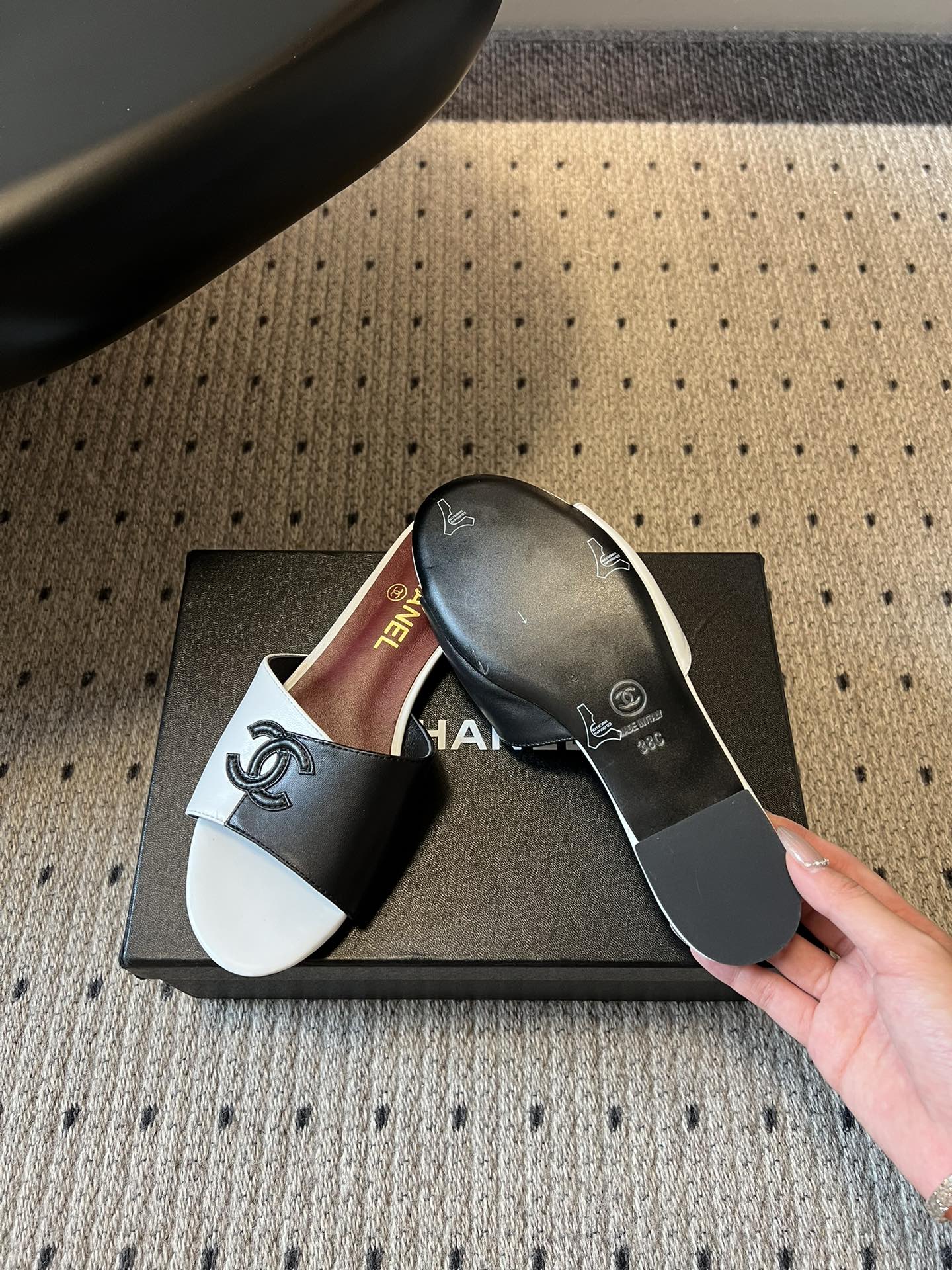 Chane*26SS早春新款拼色一字拖这双香奈儿一字拖，是夏日穿搭里的点睛之笔，把慵懒和精致平衡得刚刚好