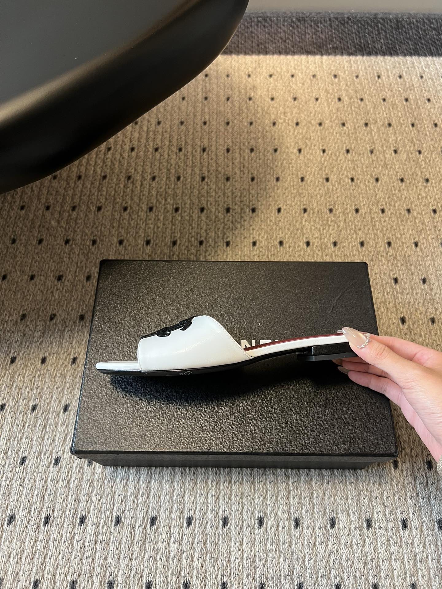 Chane*26SS早春新款拼色一字拖这双香奈儿一字拖，是夏日穿搭里的点睛之笔，把慵懒和精致平衡得刚刚好