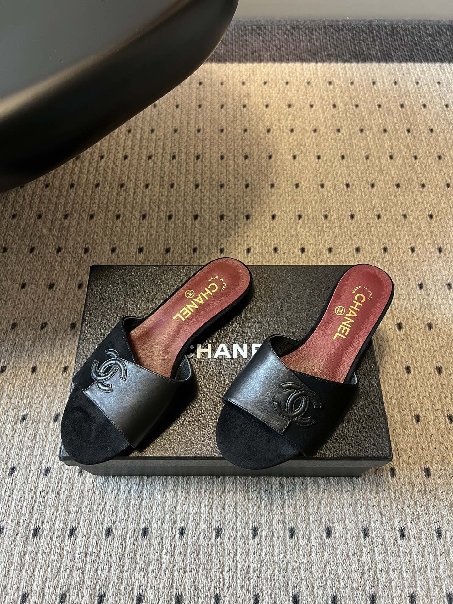 Chane*26SS早春新款拼色一字拖这双香奈儿一字拖，是夏日穿搭里的点睛之笔，把慵懒和精致平衡得刚刚好