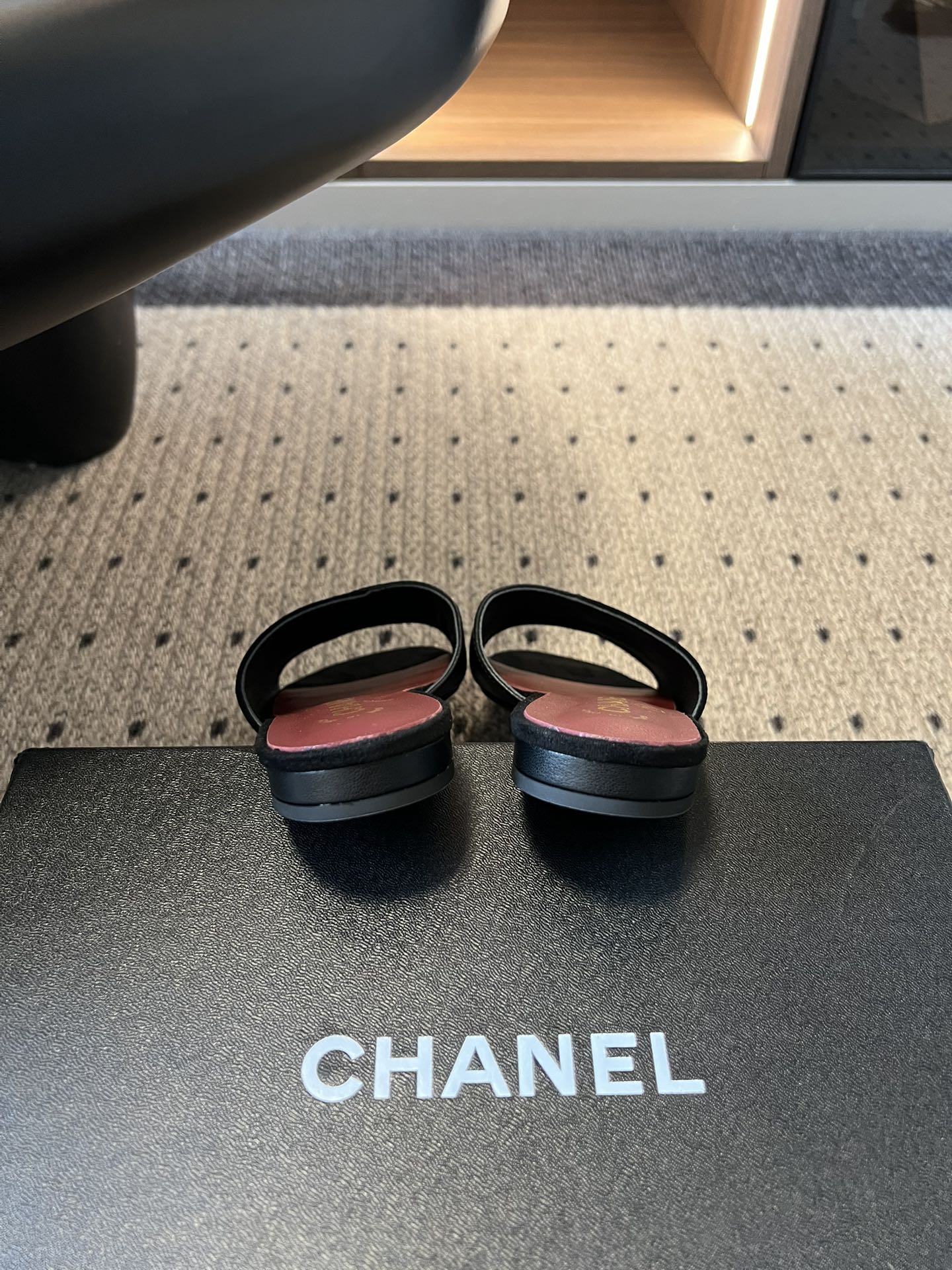 Chane*26SS早春新款拼色一字拖这双香奈儿一字拖，是夏日穿搭里的点睛之笔，把慵懒和精致平衡得刚刚好