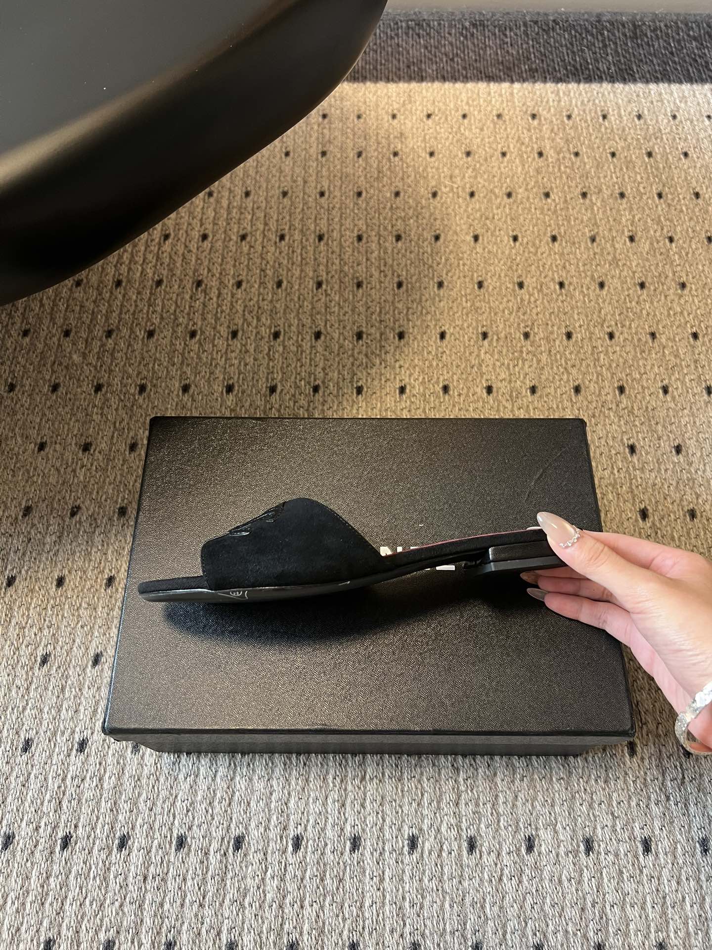 Chane*26SS早春新款拼色一字拖这双香奈儿一字拖，是夏日穿搭里的点睛之笔，把慵懒和精致平衡得刚刚好