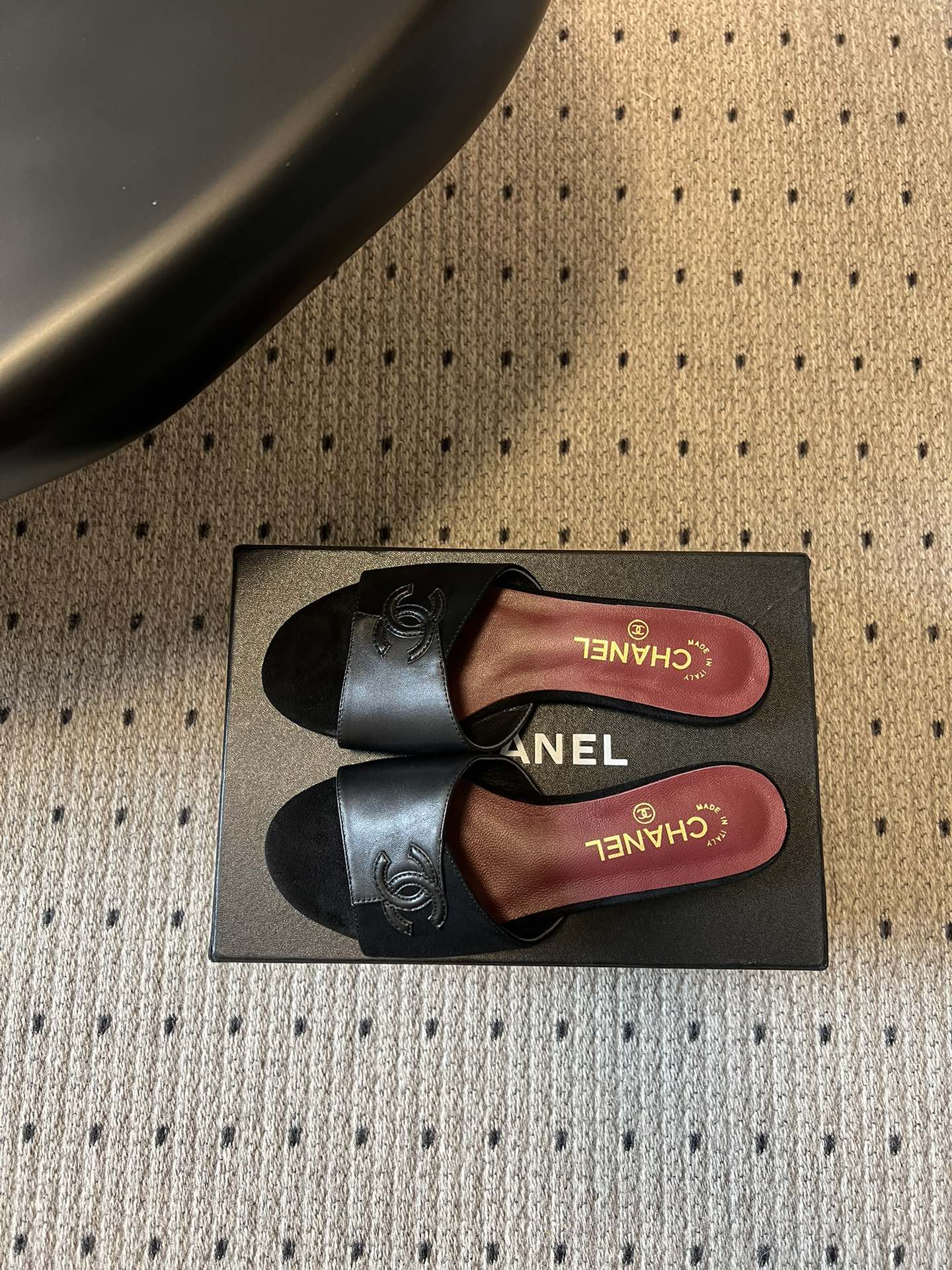 Chane*26SS早春新款拼色一字拖这双香奈儿一字拖，是夏日穿搭里的点睛之笔，把慵懒和精致平衡得刚刚好