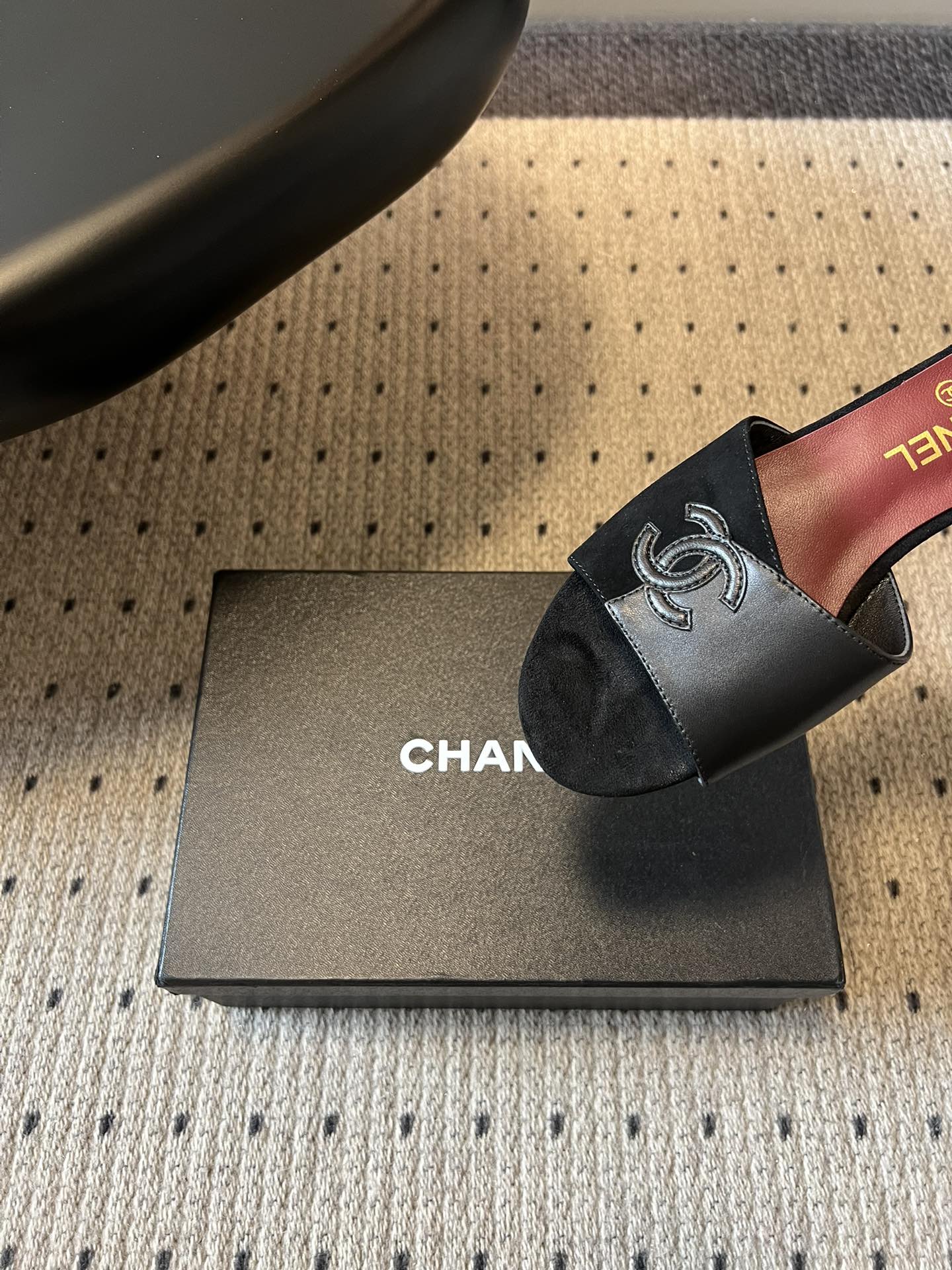 Chane*26SS早春新款拼色一字拖这双香奈儿一字拖，是夏日穿搭里的点睛之笔，把慵懒和精致平衡得刚刚好