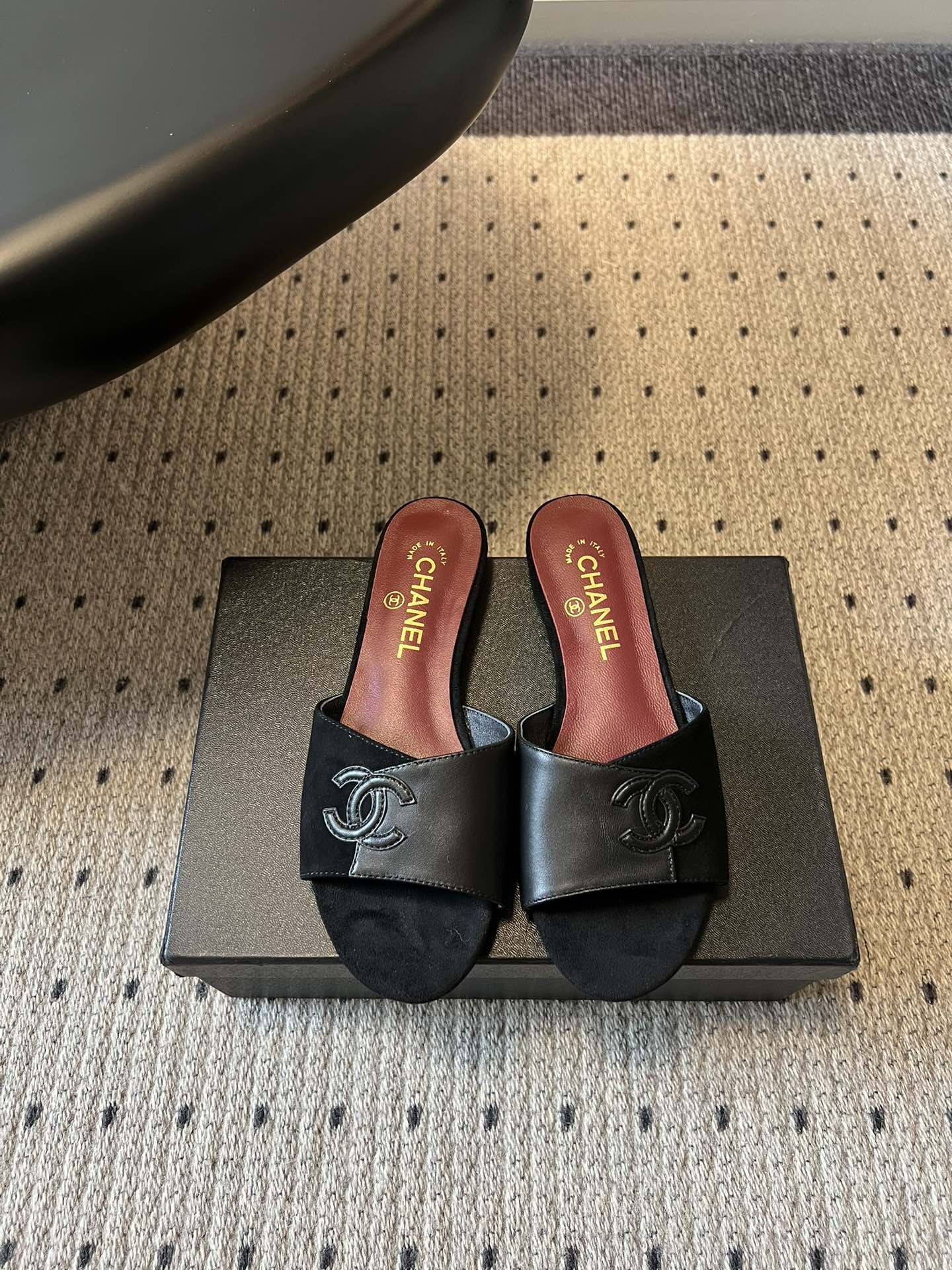 Chane*26SS早春新款拼色一字拖这双香奈儿一字拖，是夏日穿搭里的点睛之笔，把慵懒和精致平衡得刚刚好