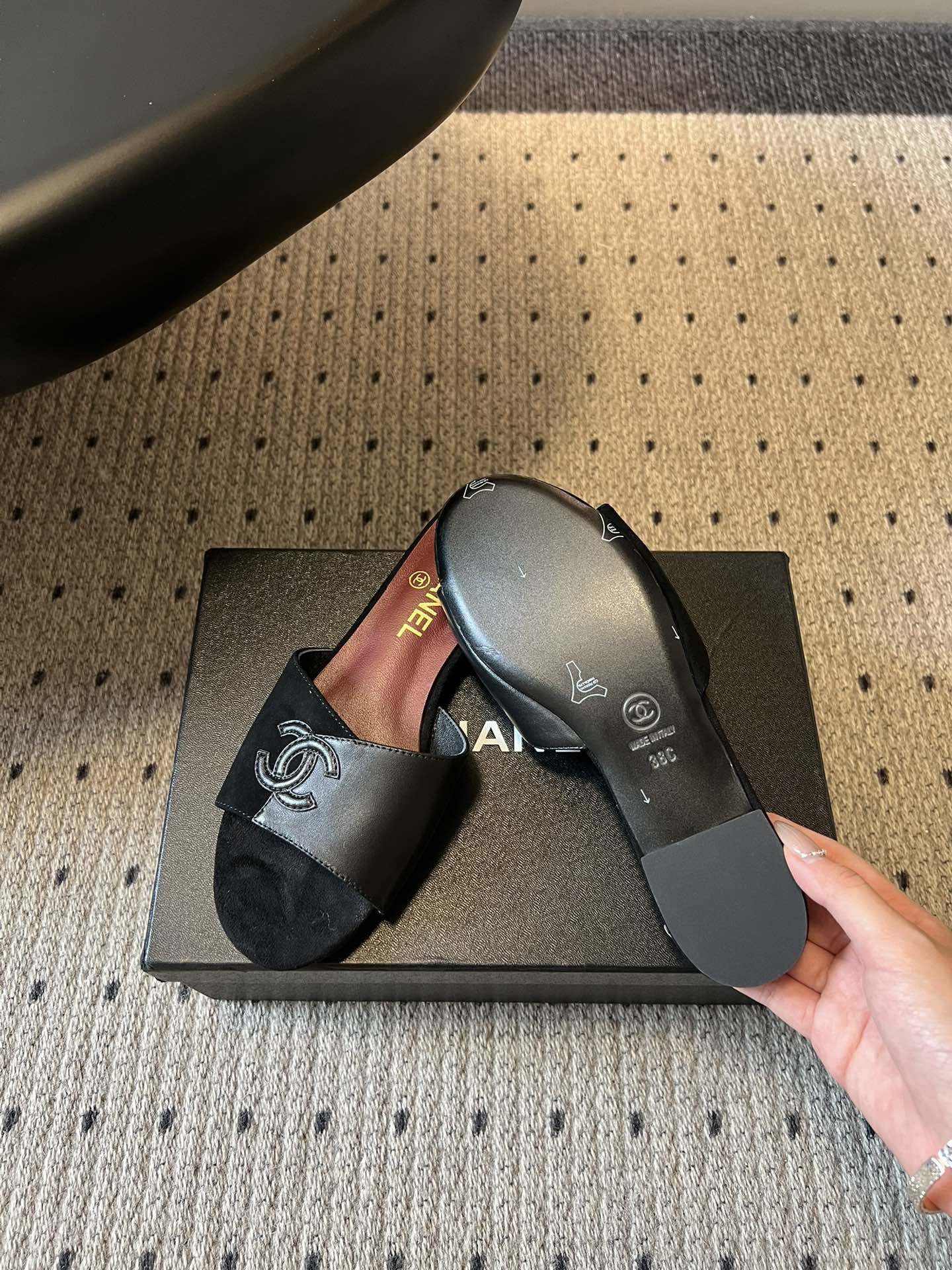 Chane*26SS早春新款拼色一字拖这双香奈儿一字拖，是夏日穿搭里的点睛之笔，把慵懒和精致平衡得刚刚好