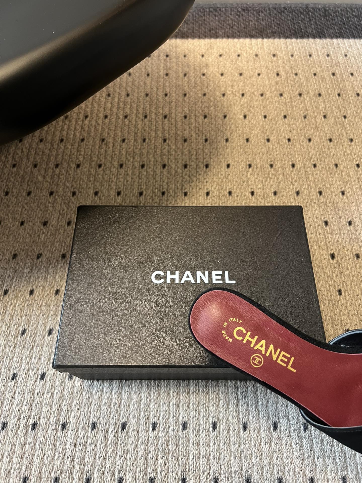 Chane*26SS早春新款拼色一字拖这双香奈儿一字拖，是夏日穿搭里的点睛之笔，把慵懒和精致平衡得刚刚好