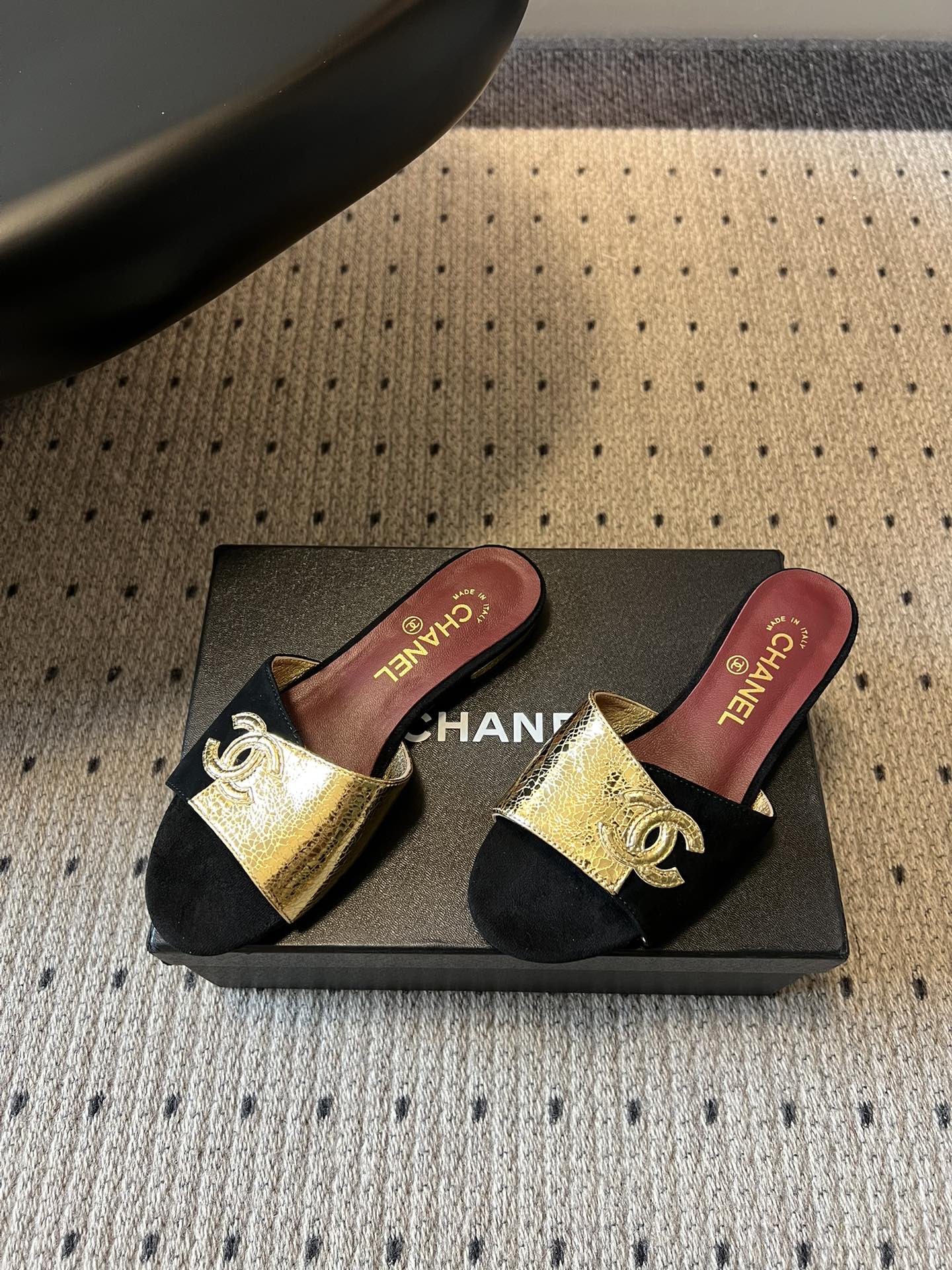 Chane*26SS早春新款拼色一字拖这双香奈儿一字拖，是夏日穿搭里的点睛之笔，把慵懒和精致平衡得刚刚好