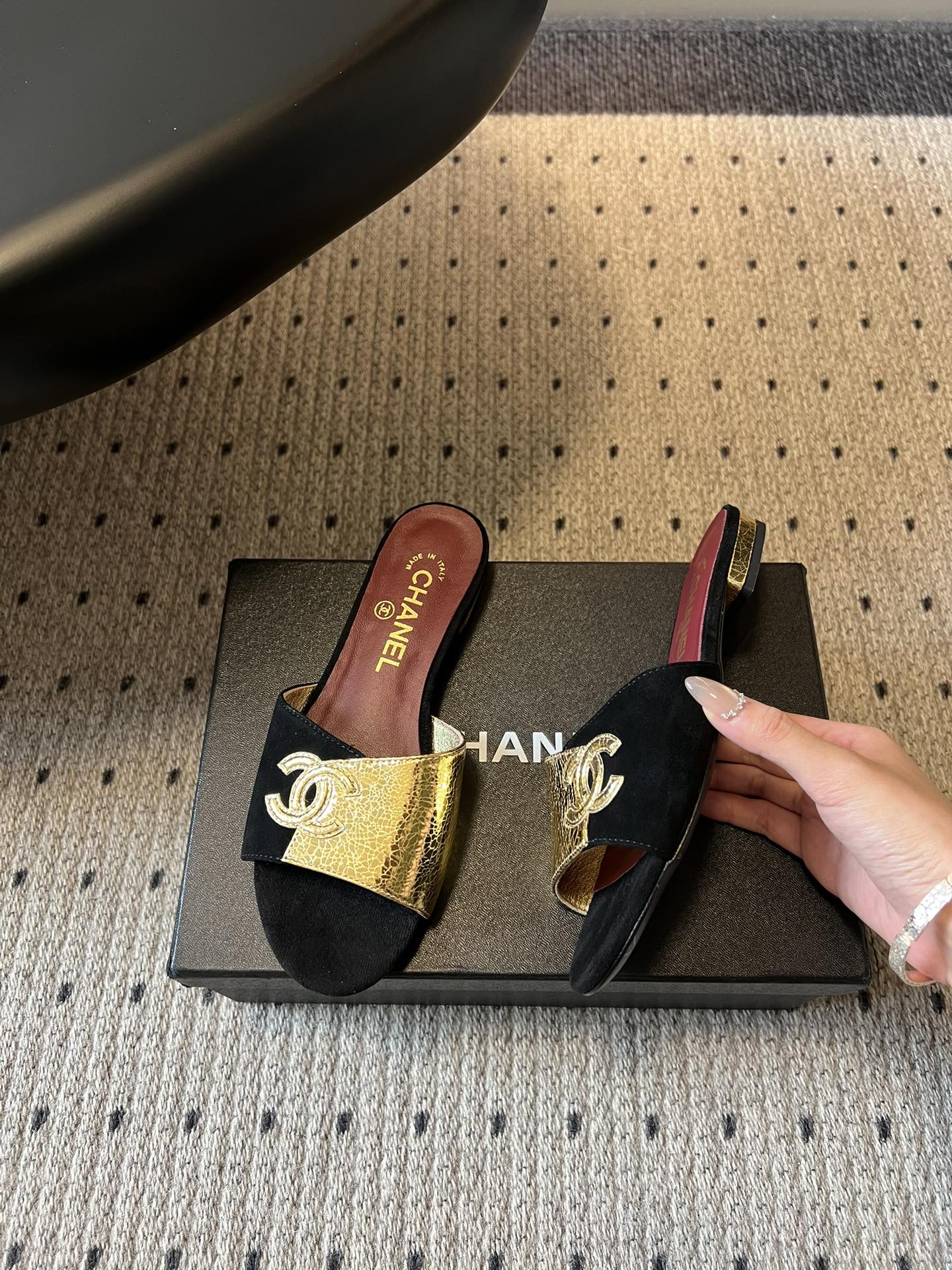 Chane*26SS早春新款拼色一字拖这双香奈儿一字拖，是夏日穿搭里的点睛之笔，把慵懒和精致平衡得刚刚好