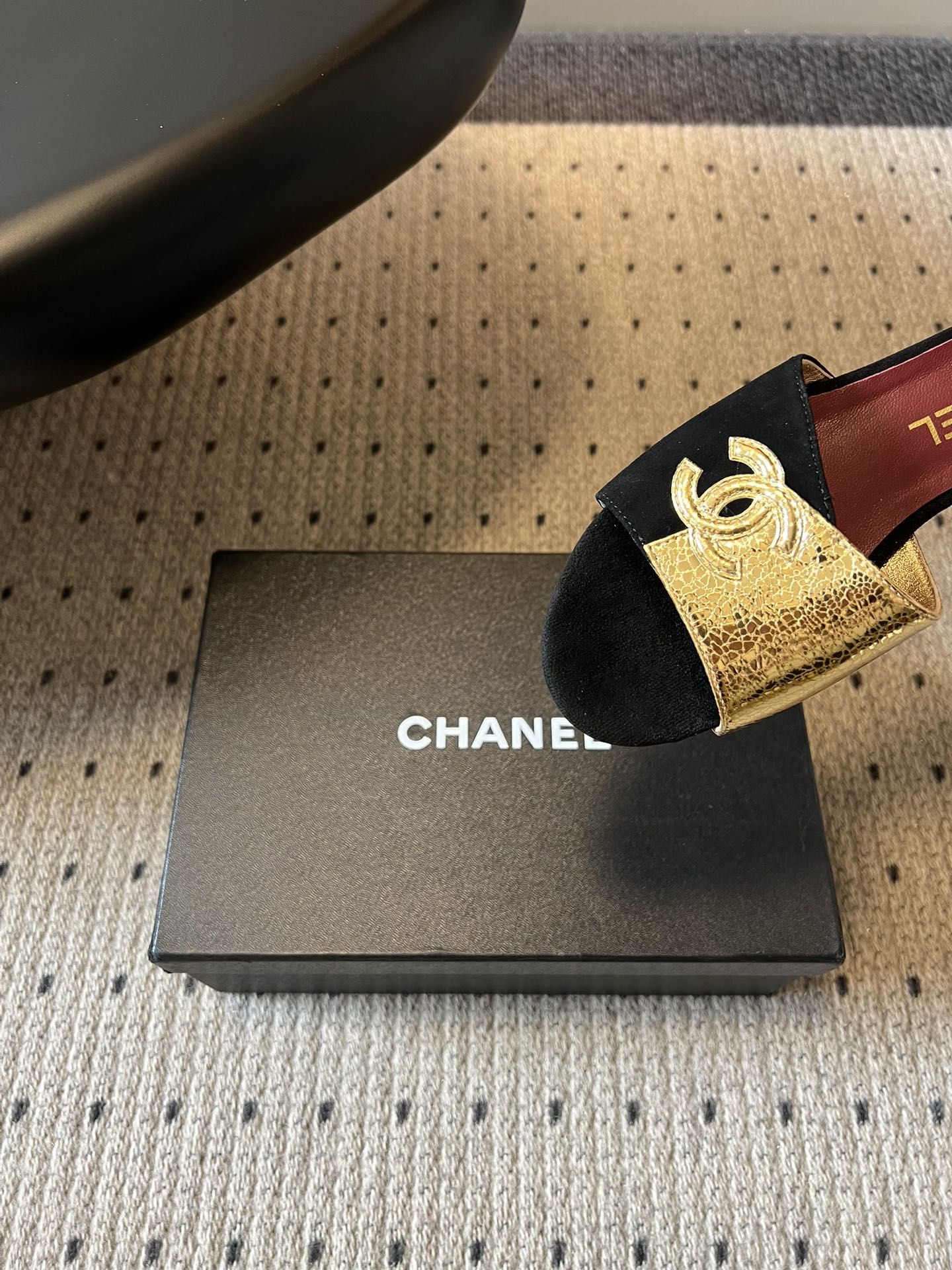 Chane*26SS早春新款拼色一字拖这双香奈儿一字拖，是夏日穿搭里的点睛之笔，把慵懒和精致平衡得刚刚好