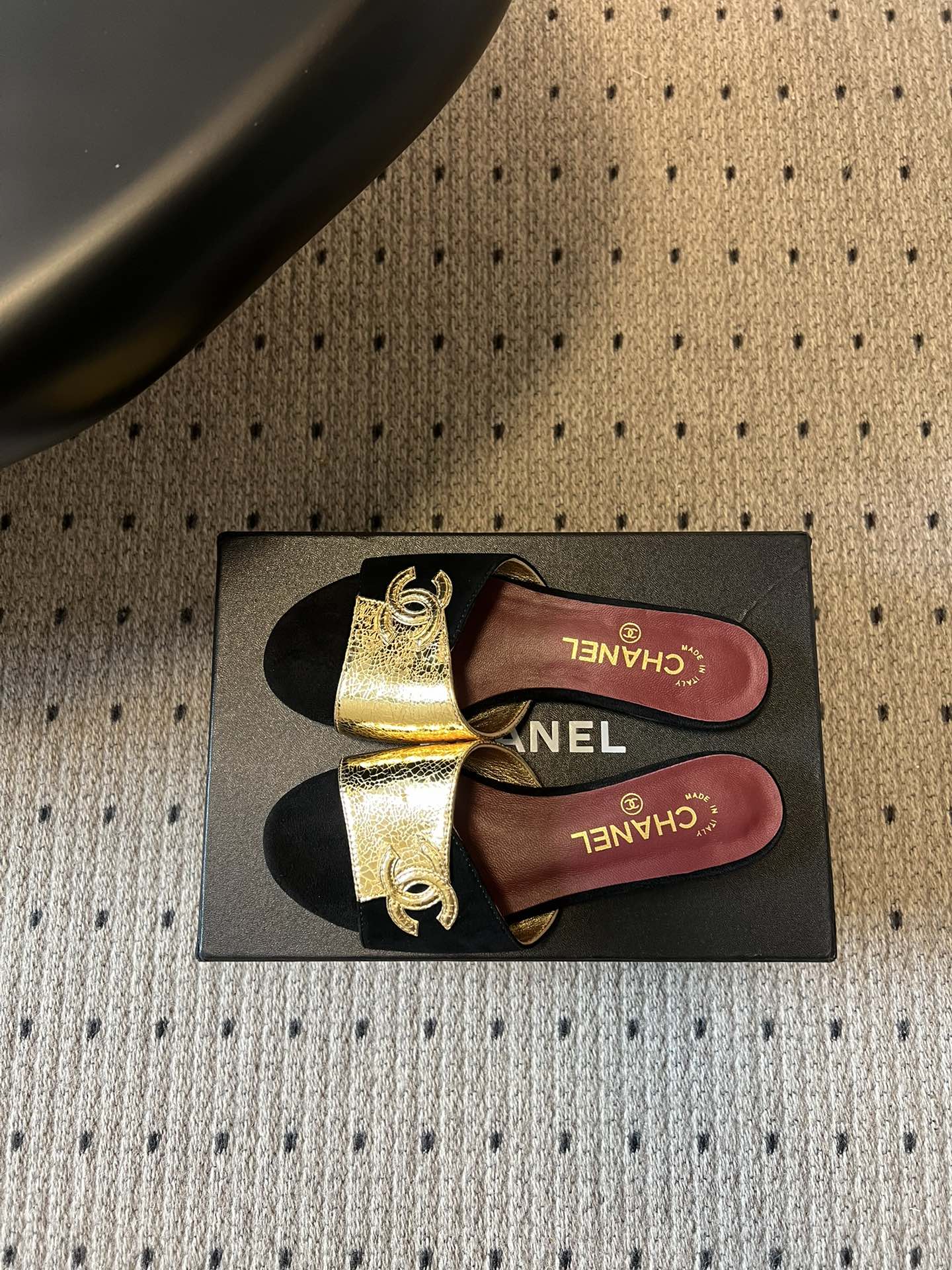 Chane*26SS早春新款拼色一字拖这双香奈儿一字拖，是夏日穿搭里的点睛之笔，把慵懒和精致平衡得刚刚好