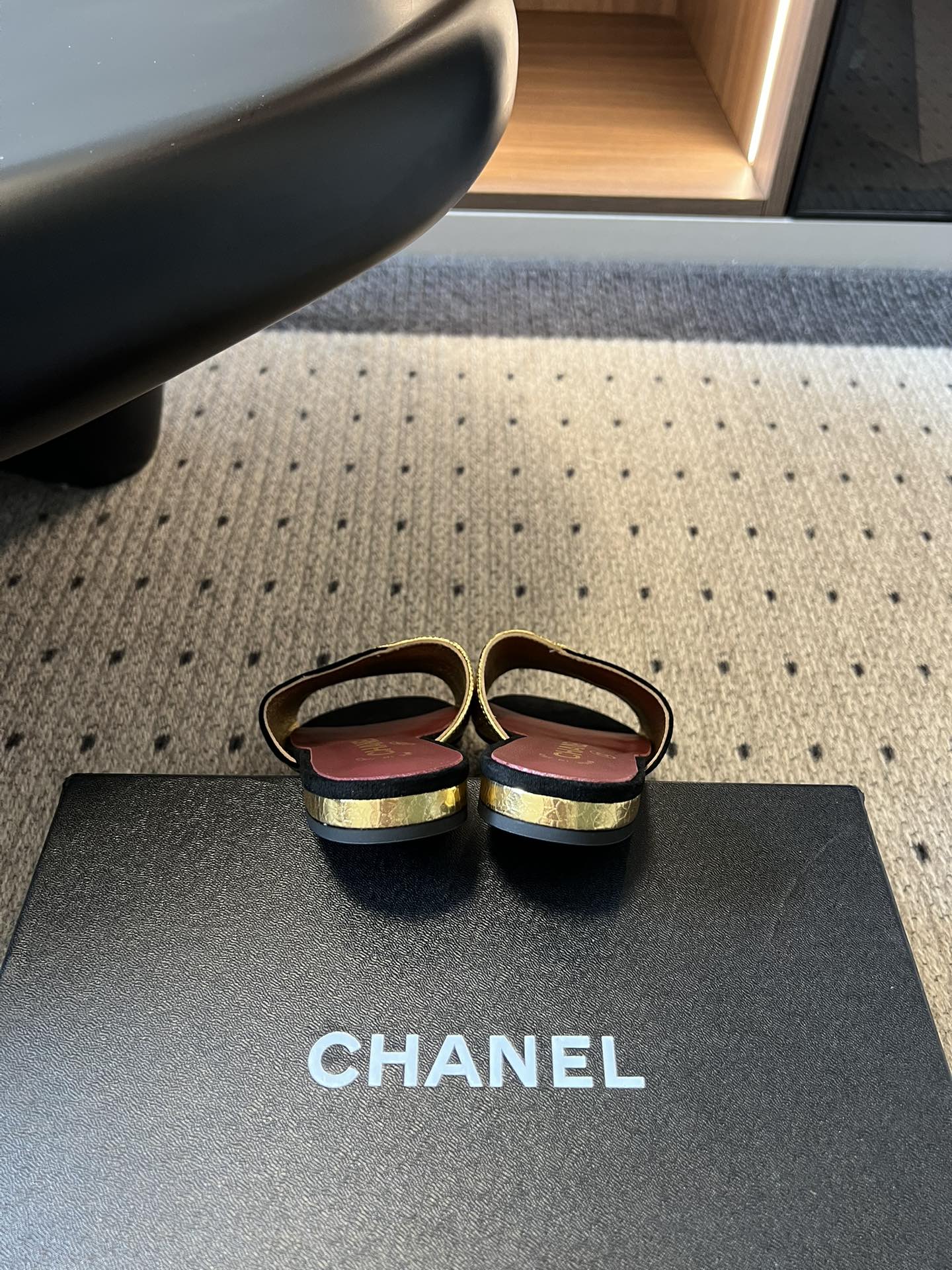 Chane*26SS早春新款拼色一字拖这双香奈儿一字拖，是夏日穿搭里的点睛之笔，把慵懒和精致平衡得刚刚好