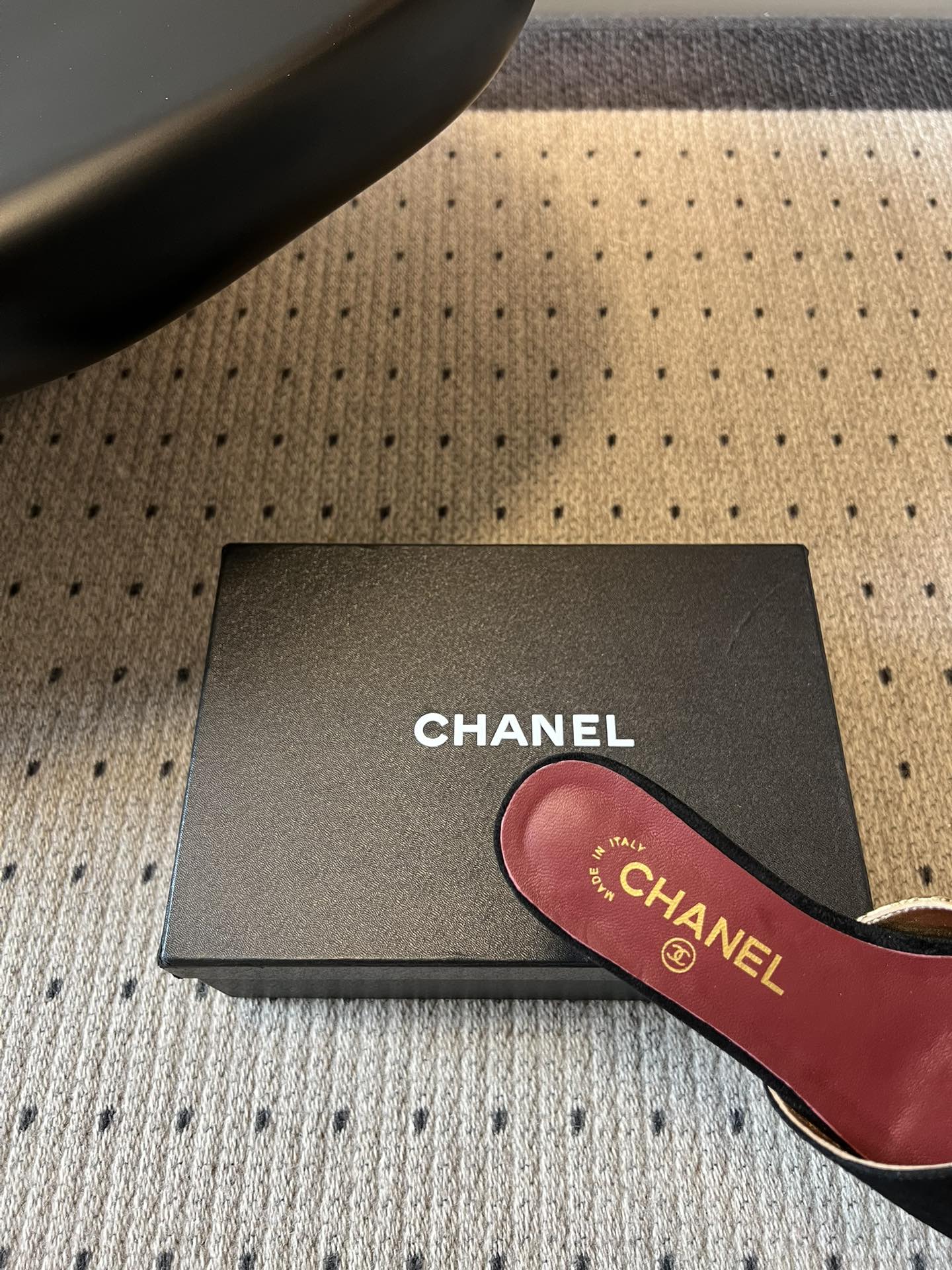 Chane*26SS早春新款拼色一字拖这双香奈儿一字拖，是夏日穿搭里的点睛之笔，把慵懒和精致平衡得刚刚好