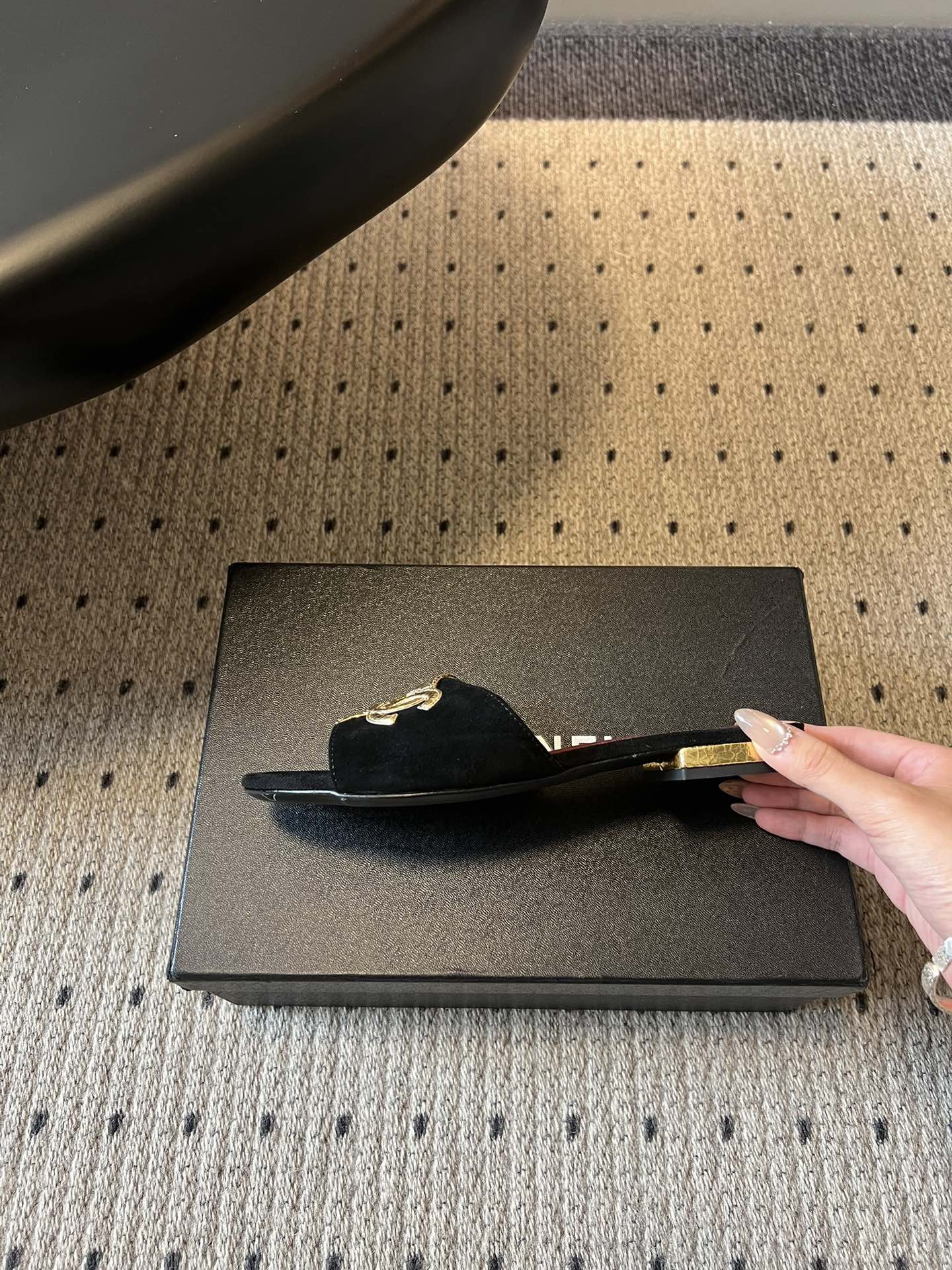 Chane*26SS早春新款拼色一字拖这双香奈儿一字拖，是夏日穿搭里的点睛之笔，把慵懒和精致平衡得刚刚好