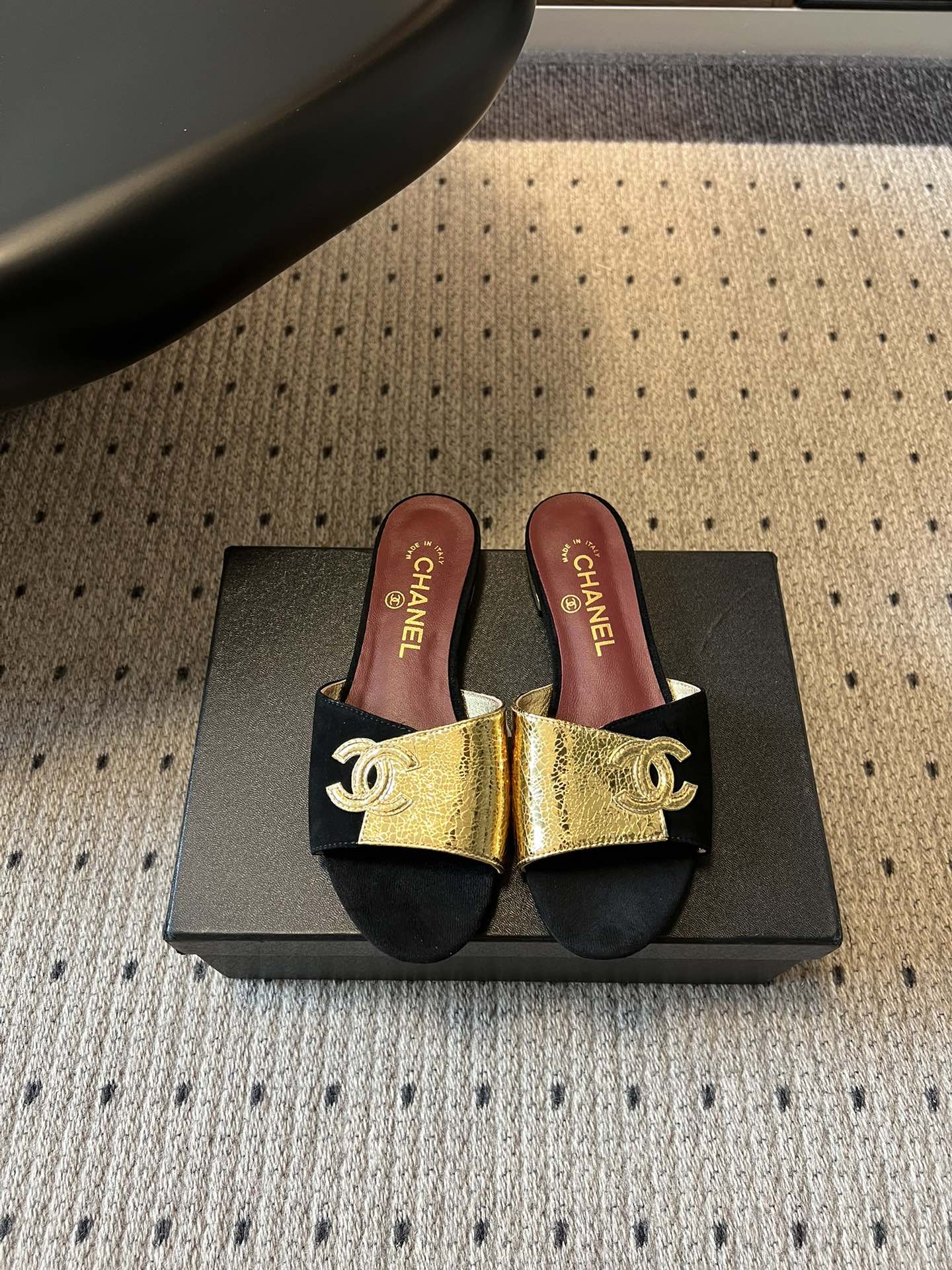 Chane*26SS早春新款拼色一字拖这双香奈儿一字拖，是夏日穿搭里的点睛之笔，把慵懒和精致平衡得刚刚好