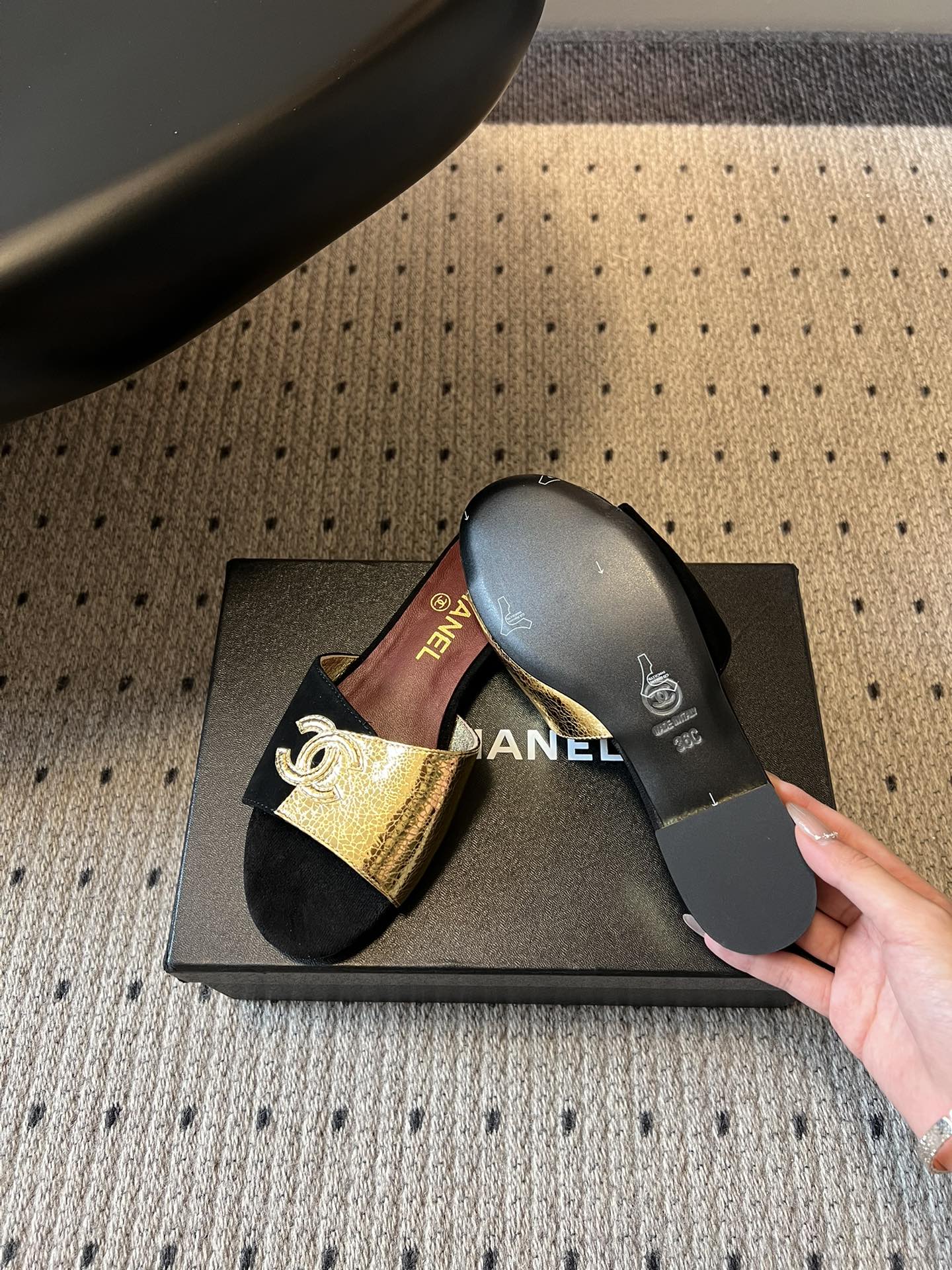 Chane*26SS早春新款拼色一字拖这双香奈儿一字拖，是夏日穿搭里的点睛之笔，把慵懒和精致平衡得刚刚好