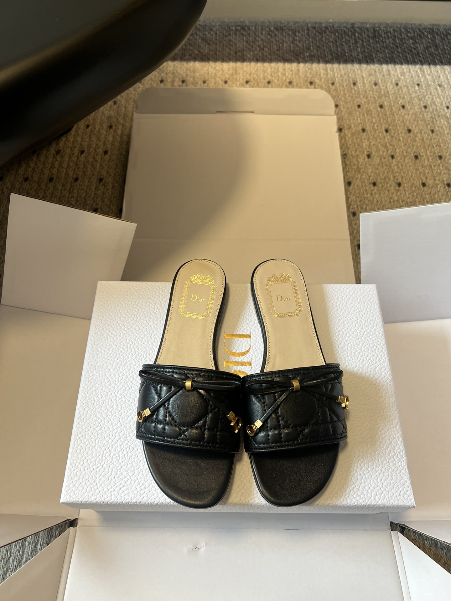 NO:784377,Dio*26ss new early spring cannage pattern bow flat low-heeled double-height sandals are essential summer shoes with a rich atmosphere. The uppers are made with Dior's iconic cannage pattern quilting technology. The soft black leather is embellished with exquisite metal ornaments and bow details. It is low-key and engraved with the brand's genes. Everything tells the story of French elegance. Square toe flat design,  It not only modifies the shape of the foot, but also takes into account the comfort of daily walking. It does not choose the shape of the foot or the outfit. The flat sole is comfortable and elegant with low heels. Wearing it with jeans is a casual French style, and wearing it with a dress is gentle and elegant. Wearing suit pants can also unlock the sense of luxury in the workplace. A pair of shoes can cover N kinds of outfit possibilities throughout the summer. Sheepskin upper, sheepskin lining, genuine leather outsole  size 35-42 (customized sizes 40, 41, 42 are not returnable), slippers, dior, dior, slippers, skirts, jeans, business suit, sheepskin19860909Dio*26ss早春新款藤格纹蝴蝶结平底低跟双高度凉拖 自带千金氛围感的夏日刚需鞋履,以迪奥标志性藤格纹绗缝工艺打造鞋面,柔润的黑色皮革上,点缀精致金属饰件与蝴蝶结细节,低调刻满品牌基因, 每一处都在诉说法式优雅的底蕴.方头平底设计, 既修饰脚型线条,又兼顾日常行走的舒适感,不挑脚型也不挑穿搭.平底舒适低跟优雅. 配牛仔裤是随性法式风,搭连衣裙是温柔千金感, 穿西装裤又能解锁职场高级感,一双鞋,承包整个夏天的N种穿搭可能. 鞋面羊皮 内里羊皮 大底真皮 size35-42码（40、41、42码定制不退换）,拖鞋,dior,dior,slippers,skirts,jeans,business suit,sheepskin,Women's Shoes