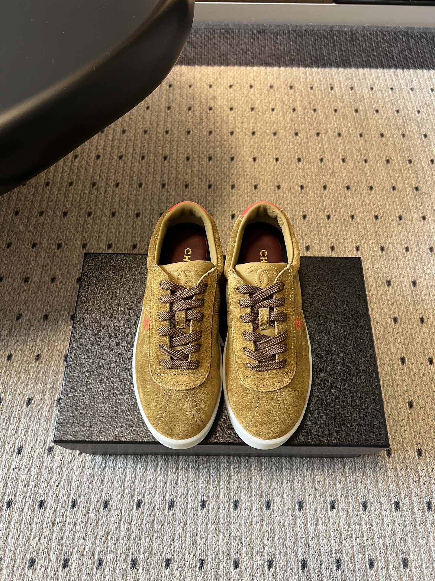 NO:780572,Top quality Chanel｜26SS new retro moral training sneakers in early spring. This pair of Chanel moral training sneakers is a treasure model with 'low-key and noble' engraved in the DNA. It is also an evergreen model in this year's shoe cabinet. It has a matte soft light texture, is soft and weighty on the hand, and has a more and more timeless taste on the feet. After wearing it for a long time, it can also precipitate a retro texture that is unique to you.  From daily commuting to weekend outings, from casual style to casual style, this pair of shoes can be seamlessly connected, and the effortless French relaxation can be quietly worn into every scene of life. You can't go wrong when you close your eyes. Upper cow suede, inner sheepskin outsole TPU outsole size 35-41 (customized sizes 40 and 41 are non-refundable) Heel height 2.5cm, casual shoes/sports shoes, chanel, sneakers, sheepskin19860909顶级品质 Chanel｜26SS早春新款复古德训板鞋 这双Chanel德训板鞋,是把“低调显贵”刻DNA里的宝藏款,也是今年鞋柜里的常青款.自带雾面柔光质感,上手软糯有分量,上脚更是越穿越有味道,穿久了也能沉淀出独属于你的复古质感. 从日常通勤到周末出游,从休闲风到轻熟风,这双鞋都能无缝衔接,把不费力的法式松弛感,悄悄穿进生活的每一个场景里,闭眼入都不会出错. 鞋面牛反绒 内里羊皮 大底TPU大底 size35-41码（40、41码定制不退换） 跟高2.5cm,休闲鞋/运动鞋,chanel,sneakers,sheepskin,Women's Shoes