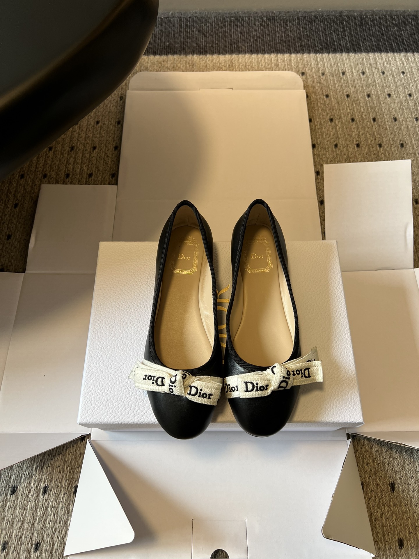 NO:784382,Dio* new early spring ballet flats ballet flats, the perfect fusion of gentleness and elegance!  The classic round toe design perfectly wraps the foot shape, making the feet slimmer, and not rubbing the feet at all. The iconic logo ribbon bow on the toe is full of details, and it directly adds a sense of high-end. The soft sole and soft surface make you not tired after walking all day long. It is the most comfortable and refined shoe in the shoe cabinet. Whether it is commuting or dating, it can be easily controlled, and it is the natural shoe for a temperamental sister!  Sheepskin upper, sheepskin lining, leather outsole, size 35-42 (customized sizes 40, 41, 42 are non-returnable), ballet shoes, dior, flats, sheepskin, Leather soles19860909Dio*早春新款芭蕾平底鞋 芭蕾平底鞋,温柔与贵气的完美融合！经典圆头设计,极致包裹脚型,显脚瘦一绝,还完全不磨脚. 鞋头标志性Logo织带蝴蝶结,细节满满,高级感直接拉满.软底软面,暴走一天也不累,是鞋柜里最舒适的精致. 无论是通勤还是约会,它都能轻松驾驭,是气质姐姐的本命鞋！ 鞋面羊皮 内里羊皮 大底真皮大底 size35-42码（40、41、42码定制不退换）,芭蕾舞鞋,dior,flats,sheepskin,Leather soles,Women's Shoes