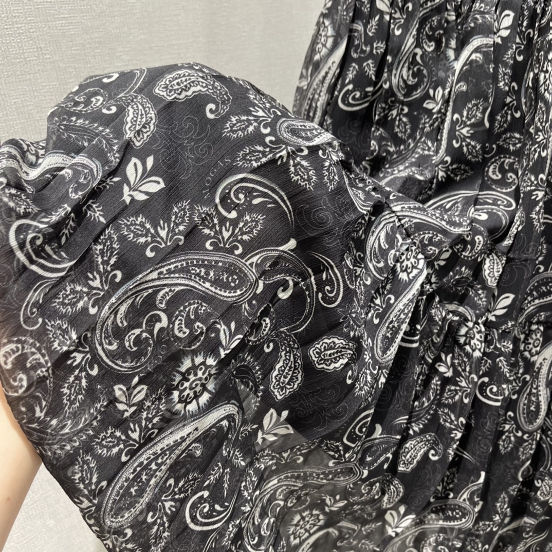 26春夏新款 佩斯利印花半身裙 复古艺术感满满 春夏穿超舒服!松紧腰+压褶设计 层次感十足 显瘦又包容身