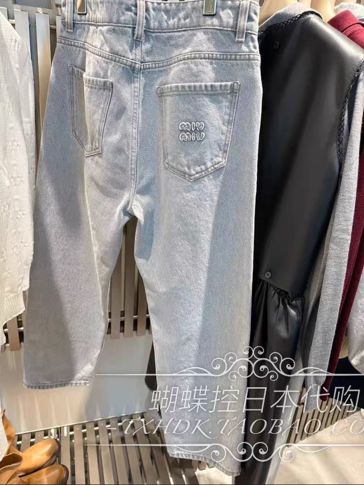Miu 26春夏新款 直筒牛仔裤 采用水洗做旧工艺，复古感满满 棉质面料柔软透气 穿着超舒适~高腰直筒设