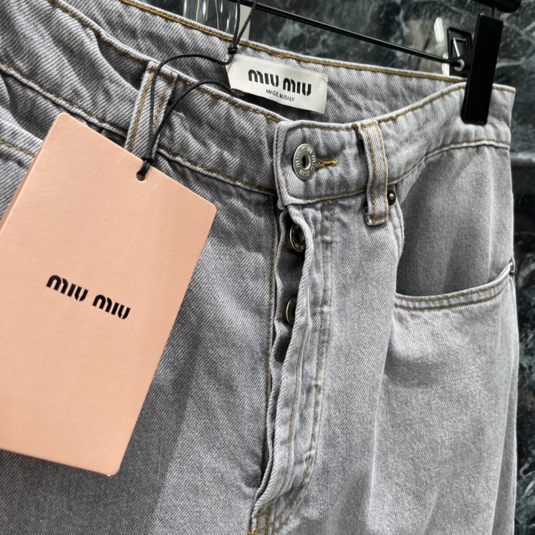 Miu 26春夏新款 直筒牛仔裤 采用水洗做旧工艺，复古感满满 棉质面料柔软透气 穿着超舒适~高腰直筒设