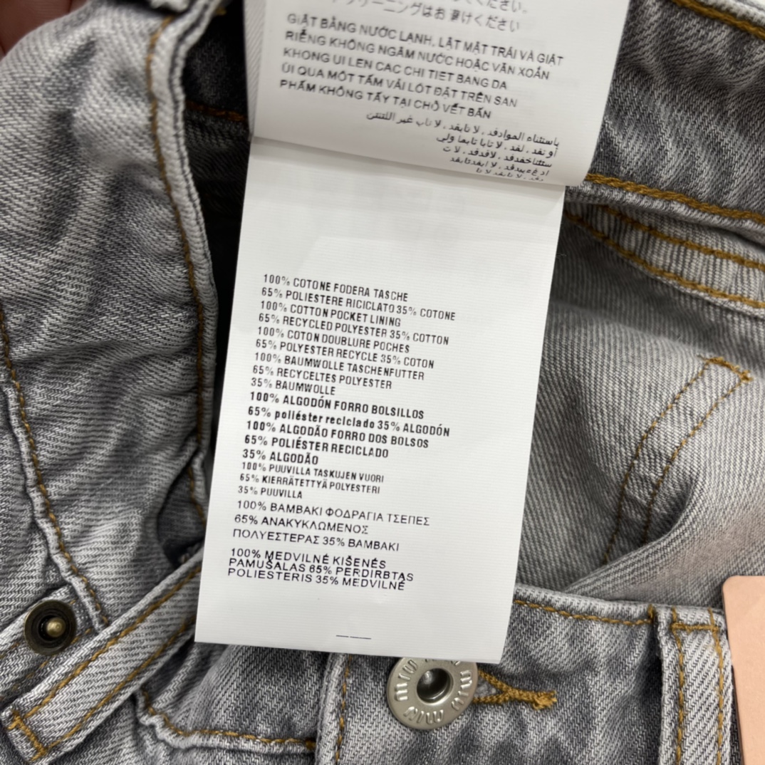 Miu 26春夏新款 直筒牛仔裤 采用水洗做旧工艺，复古感满满 棉质面料柔软透气 穿着超舒适~高腰直筒设