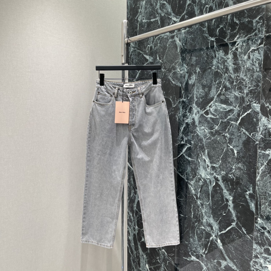 NO:780837,The highest version on the market, the girl inspects the goods, trims the three marks on the threads, and delivers the goods. You can send pictures and videos. If you want quality and service, please add me on WeChat. We will not accept urgent orders. Miu 26 new spring and summer straight jeans are washed and distressed, with a full retro feel. The cotton fabric is soft and breathable. It is super comfortable to wear ~ the high-waisted straight design modifies the leg shape. It is slim and versatile. The light gray color is super easy to match, whether it is leisure or commuting. The leg length is just right.  It looks great with sports shoes or short boots. It can be easily used for daily outings and dates. It is practical and fashionable! One color is available in stock SML, Miumiu-clothing, miumiu, boots, sneakers, jeans,19860909市面最高版本小妹验货、修剪线头上三标、发货可发图及拍视频,要品质要服务的加我微信,不接急单. Miu 26春夏新款 直筒牛仔裤 采用水洗做旧工艺,复古感满满 棉质面料柔软透气 穿着超舒适~高腰直筒设计修饰腿型 显瘦又百搭 浅灰色调超好搭配 无论休闲还是通勤都能轻松hold住 裤脚长度刚好 配运动鞋或短靴都很出彩,日常出街,约会都能轻松驾驭,实用又时髦!一个色现货SML,缪缪-服装,miumiu,boots,sneakers,jeans,,Women's clothing