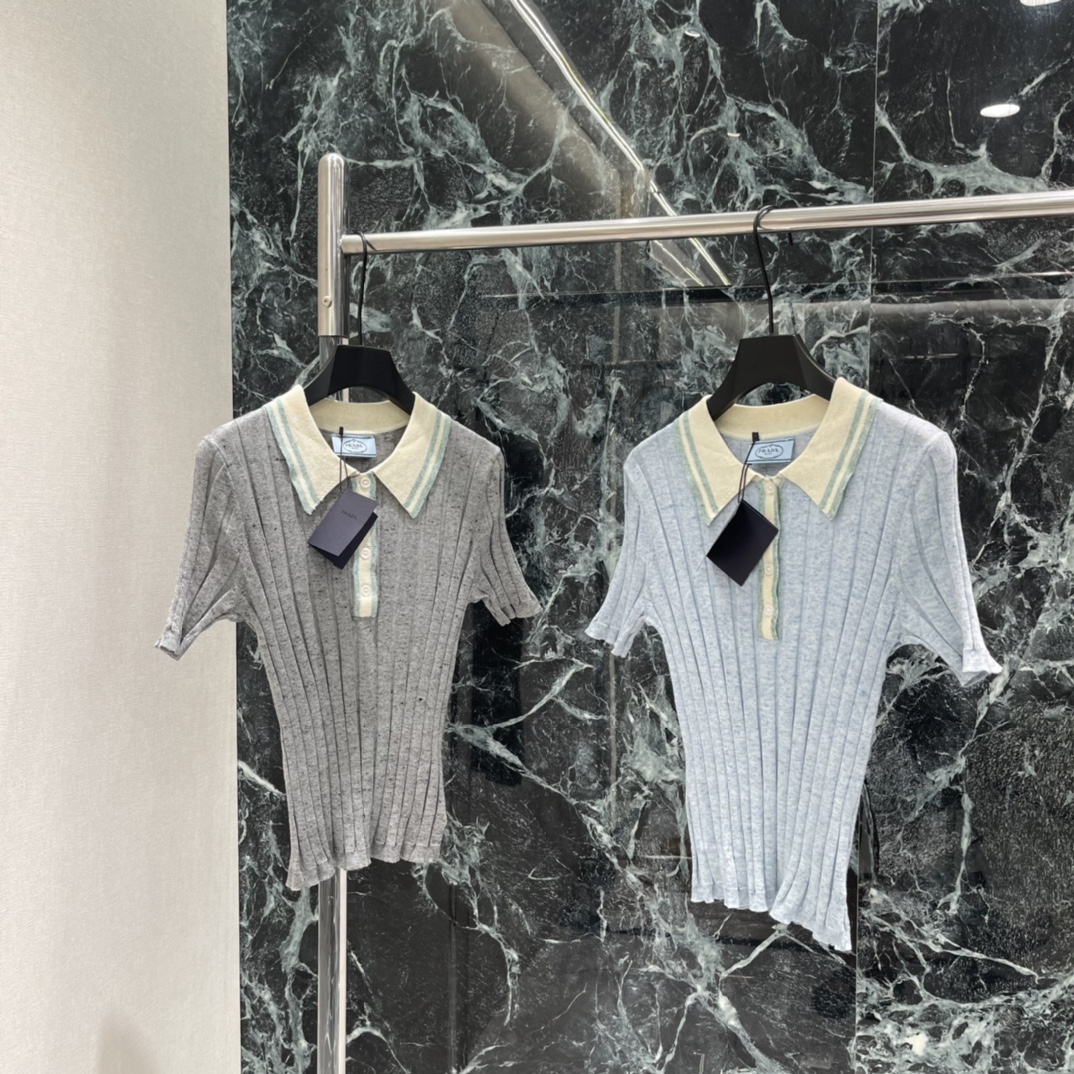 NO:783583,The highest version on the market, the girl inspects the goods, trims the three marks on the threads, and delivers the goods. You can post pictures and take videos. If you want quality and service, please add me on WeChat. We will not accept urgent orders. PD 26 spring and summer new style knitted Polo shirt. Soft knitted fabric. Breathable and comfortable. Suitable for summer! Polo collar contrasting color design is simple and detailed. Short-sleeved and slim cut, showing figure and elegant, can be worn for commuting and leisure. Button placket is easy to put on and take off.  It also has a sense of design ~ two colors SML, Prada-clothing, prada, T-shirt,19860909市面最高版本小妹验货、修剪线头上三标、发货可发图及拍视频,要品质要服务的加我微信,不接急单. PD 26春夏新款 针织Polo衫 柔软针织面料 透气舒适 夏天穿超合适!Polo领撞色设计 简约又有细节感 短袖修身剪裁,显身材又优雅,通勤休闲都能穿.纽扣开襟方便穿脱 还很有设计感~两个色SML,普拉达-服装,prada,T-shirt,,Women's clothing