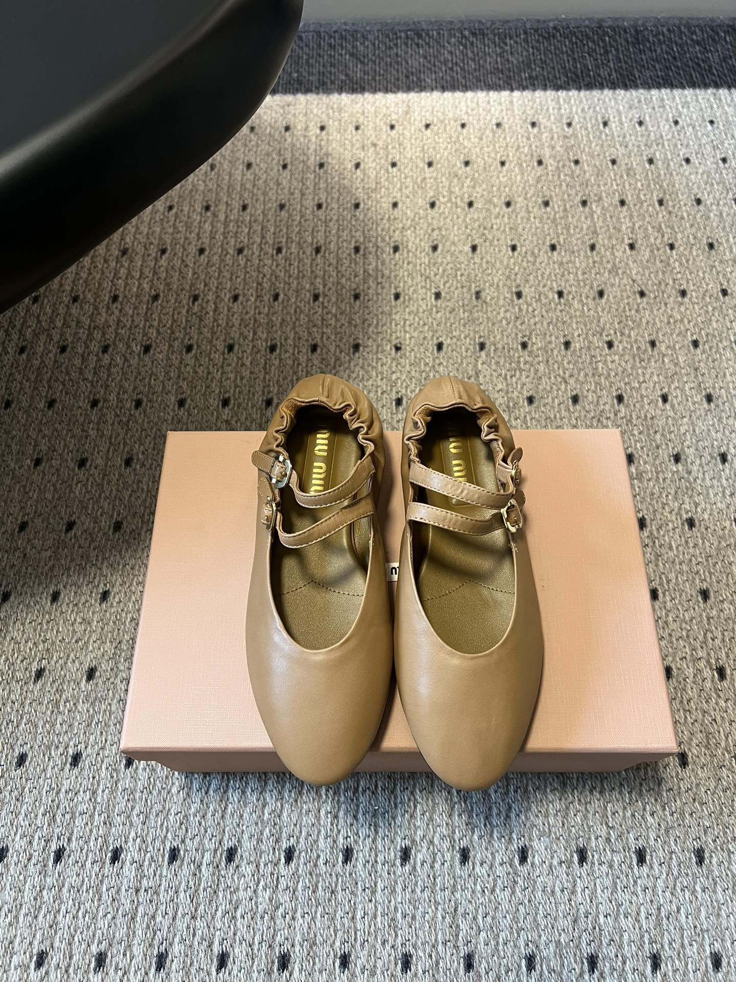 NO:784631,Top quality Miu Mi* 26ss new double-buckle ballet shoes for early spring. Classic retro round-toe shoe shape, round and plump, not picky on the foot. It comes with a gentle age-reducing filter; the most unique thing about the shoe body is the double metal buckle design!  The one-word strap + small square buckle are full of sophistication, which is not only responsible for the appearance, but also a careful way to adjust the elasticity. It perfectly accommodates high insteps, and you no longer have to worry about shoes squeezing your feet; the exquisite pleat design of the shoe mouth shows a sense of high-end in every detail, and it will create a sense of atmosphere for a delicate girl when you take a photo; the color matching is the best, classic black is versatile and slimming, and caramel brown is retro and noble. Both colors are aesthetically pleasing, making it easy to control various styles!  Cowhide upper, sheepskin lining, leather outsole, size 35-41 (customized sizes 40 and 41 are not returnable), ballet shoes, miumiu, cowhide, sheepskin, Leather soles19860909顶级品质 Miu Mi* 26ss 早春新款双扣芭蕾舞鞋 经典复古圆头鞋型,圆润饱满不挑脚型,自带温柔减龄滤镜；鞋身最绝的就是双金属扣设计！一字带+小方扣精致感拉满,不仅是颜值担当,更是调节松紧的小心机,完美包容高脚背,再也不用担心鞋子挤脚；鞋口精致褶皱设计,细节处尽显高级感,随手一拍都是精致女孩的氛围感大片； 配色更是绝绝子,经典黑百搭显瘦,焦糖棕复古贵气,两色都长在审美上,轻松驾驭各种风格！ 鞋面牛皮 内里羊皮 大底真皮大底 size35-41码（40、41码定制不退换）,芭蕾舞鞋,miumiu,cowhide,sheepskin,Leather soles,Women's Shoes