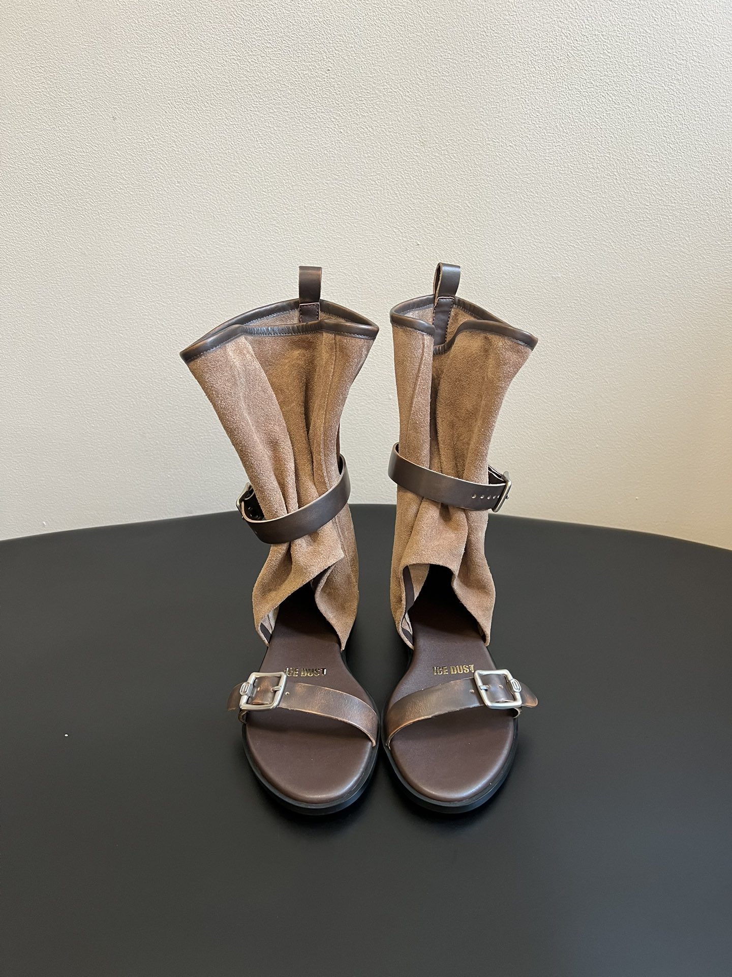NO:783814,ICE DUS*26ss new suede stacked Roman sandals for early spring. The soul of this pair of shoes is the iconic suede stacked boot design. The naturally drooping pleats come with a lazy and casual retro filter. They perfectly capture the essence of bohemian and Roman styles. They are highly recognizable. At a glance, you can see the niche and high-end tonality, and the details are directly ecstatic.  The metal buckle of the shoe body is the finishing touch. Not only can the tightness be adjusted freely, it fits perfectly on the foot without slipping, but also instantly enhances the texture of the shoe. It is low-key and exquisite, and every detail can withstand scrutiny. The upper is made of high silk satin suede, the lining is cowhide, and the outsole is original molded outsole. Size 35-40 (customized size 40 is not returnable) 120, split-toe shoes, boots, cowhide, chamois leather19860909ICE DUS*26ss早春新款麂皮堆堆罗马凉靴 这双鞋的灵魂,就是标志性的麂皮堆堆靴筒设计,自然垂坠的褶皱感自带慵懒随性的复古滤镜,把波西米亚与罗马风的精髓完美拿捏,辨识度拉满,一眼就是小众高级的调性,细节控直接狂喜. 鞋身的金属搭扣是点睛之笔,不仅可以自由调节松紧,完美贴合脚面不滑落,更瞬间提升鞋履的质感,低调中尽显精致,每一处细节都经得起推敲. 鞋面高丝光牛反绒 内里牛皮 大底原版开模大底 size35-40码（40码定制不退换） 120,分趾鞋,boots,cowhide,chamois leather,Women's Shoes