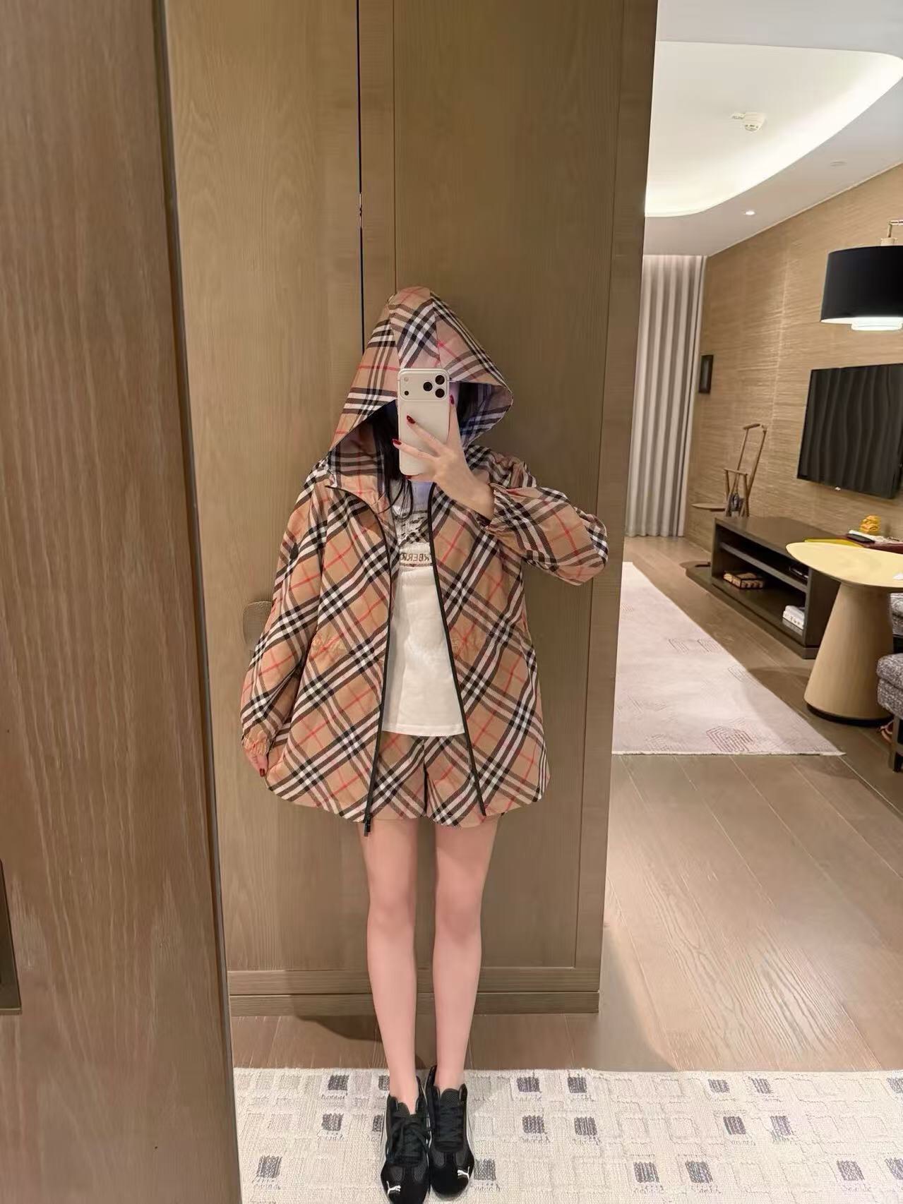 NO:781358,Style No. 20262647 Burberr* new casual suit, contrasting plaid drawstring waist long-sleeved hooded windbreaker jacket + war horse knight plaid shorts, khaki, pink, SML, [M size shoulder width 46, bust 110, sleeve length 58, length 73; waist 64 elastic, length 38; weight 0.480kg], Burberry - clothing, burberry, shorts, jackets &  coats, hats,19860909款号20262647 Burberr*新款休闲套装,撞色格纹 抽绳收腰长袖连帽风衣外套+战马骑士格纹短裤,卡其色,粉色,SML,【M码肩宽46,胸围110,袖长58,长73；腰围64弹力,长38；重量0.480kg】,博柏利-服装,burberry,shorts,jackets & coats,hats,,Women's clothing